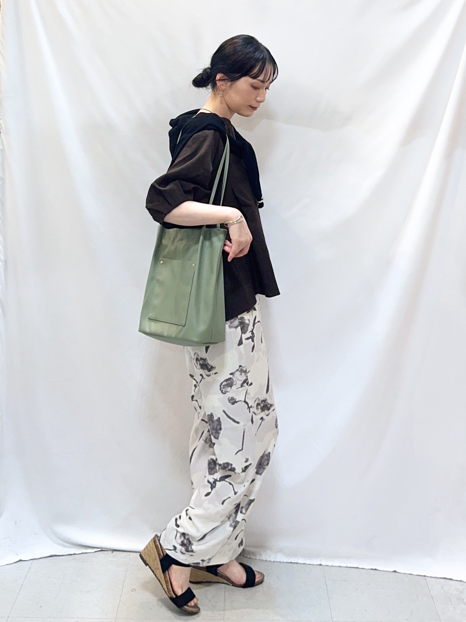 𝐇𝐢𝐫𝐨𝐦𝐢さんの「SHOO･LA･RUE｜【S-LL/洗濯機可】さらっとタッチ ほんのりシアーカーディガン」を使ったコーディネート