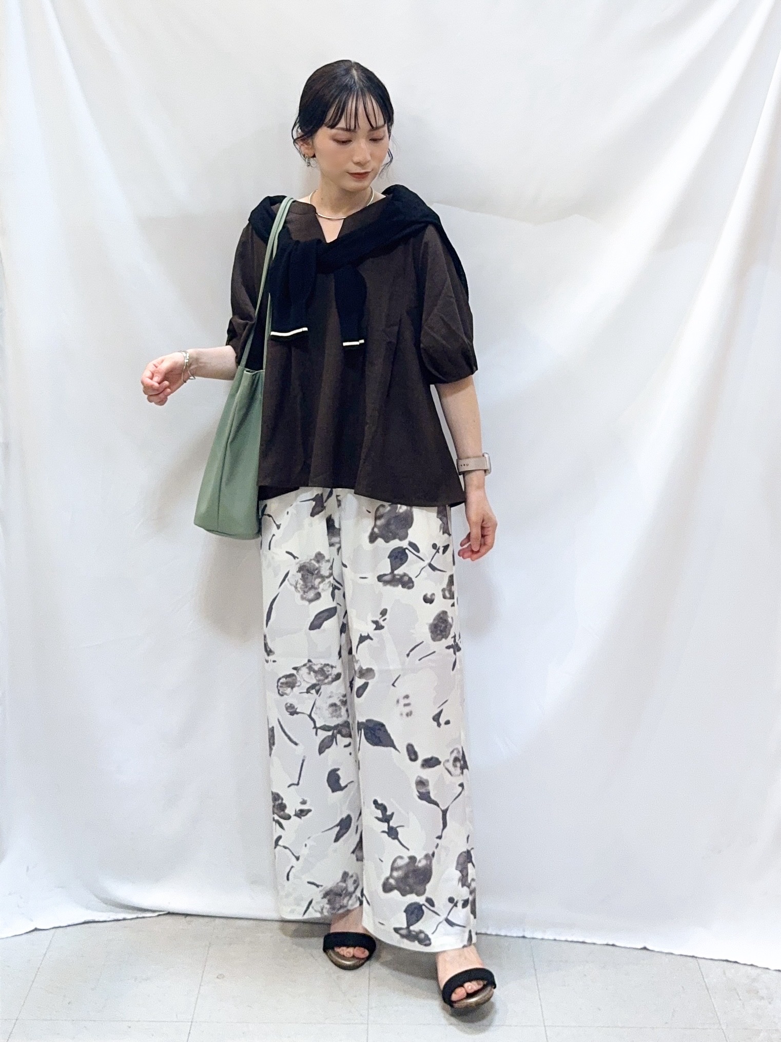 𝐇𝐢𝐫𝐨𝐦𝐢さんの「SHOO･LA･RUE｜【S-LL/洗濯機可】さらっとタッチ ほんのりシアーカーディガン」を使ったコーディネート
