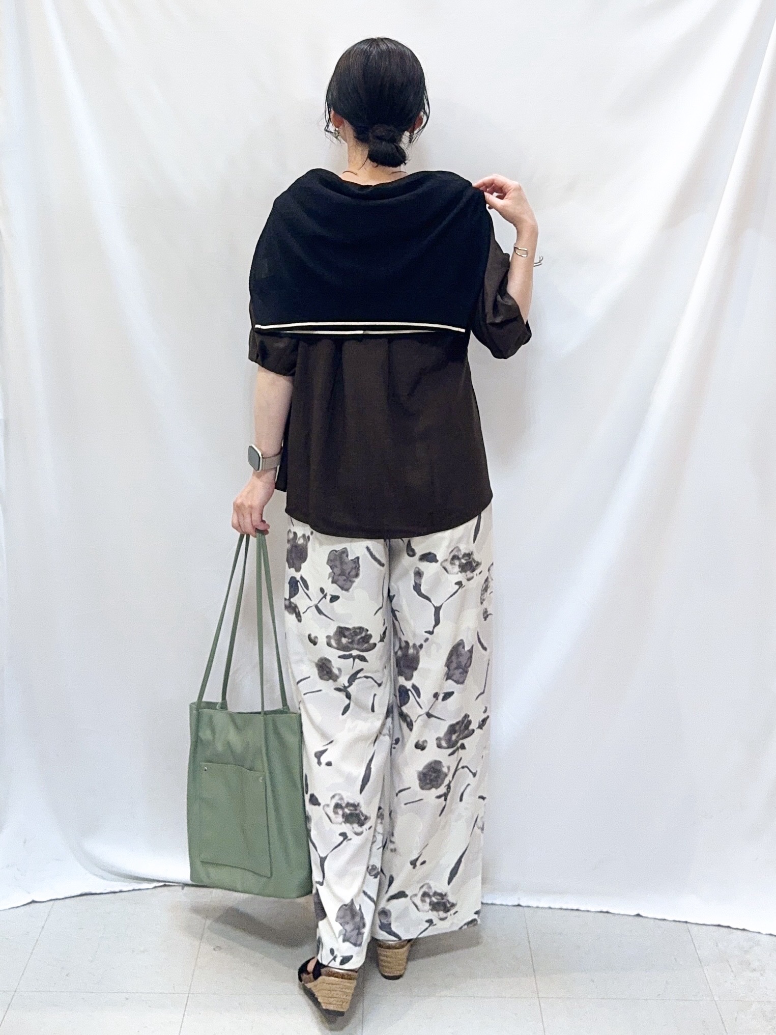 𝐇𝐢𝐫𝐨𝐦𝐢さんの「SHOO･LA･RUE｜【S-LL/洗濯機可】さらっとタッチ ほんのりシアーカーディガン」を使ったコーディネート