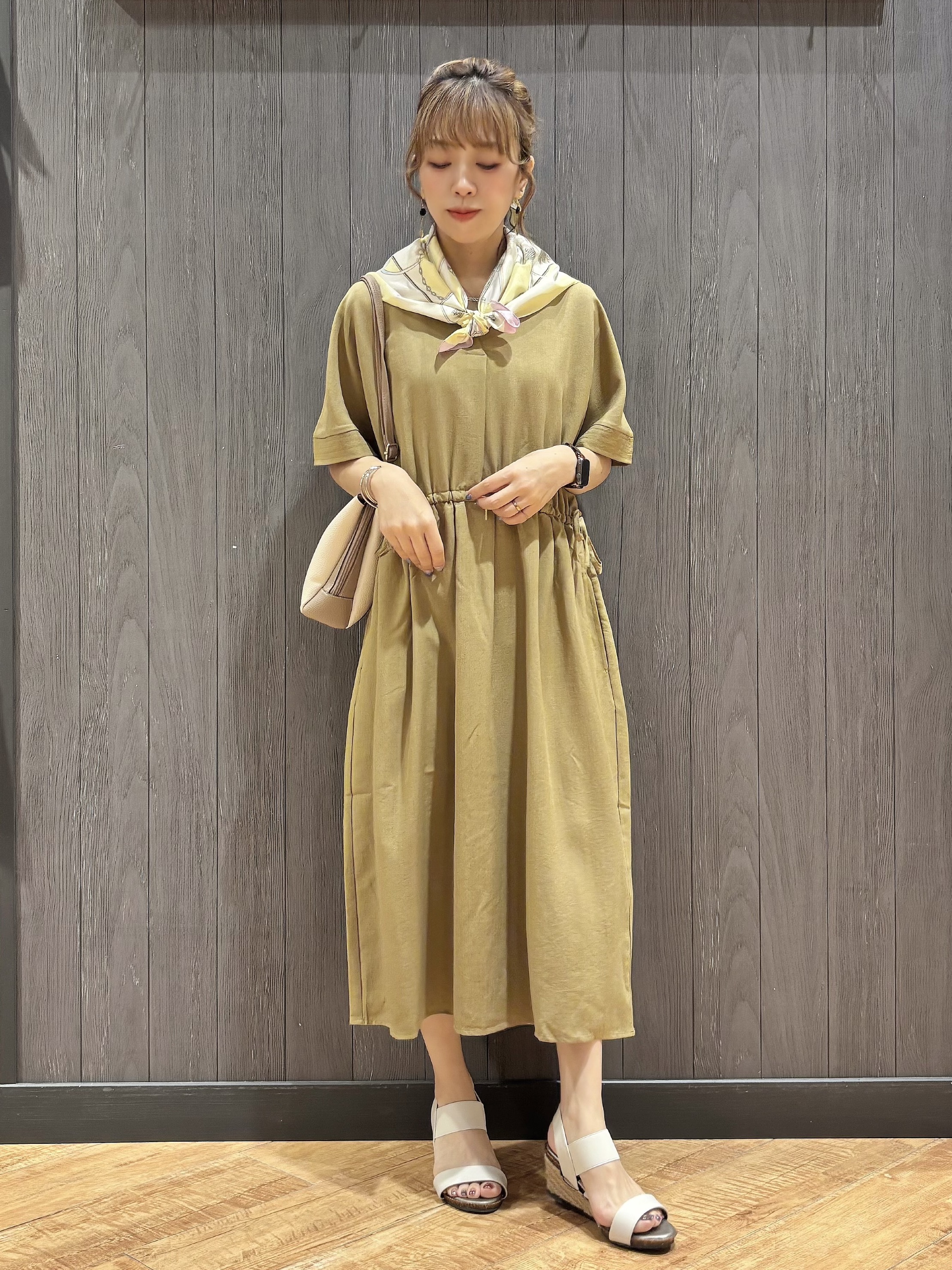 meiさんの「SHOO･LA･RUE｜【洗濯機可/体型カバー】ウエストシャーリングでお腹周りが気にならない 麻調スキッパー脇リボンワンピー」を使ったコーディネート