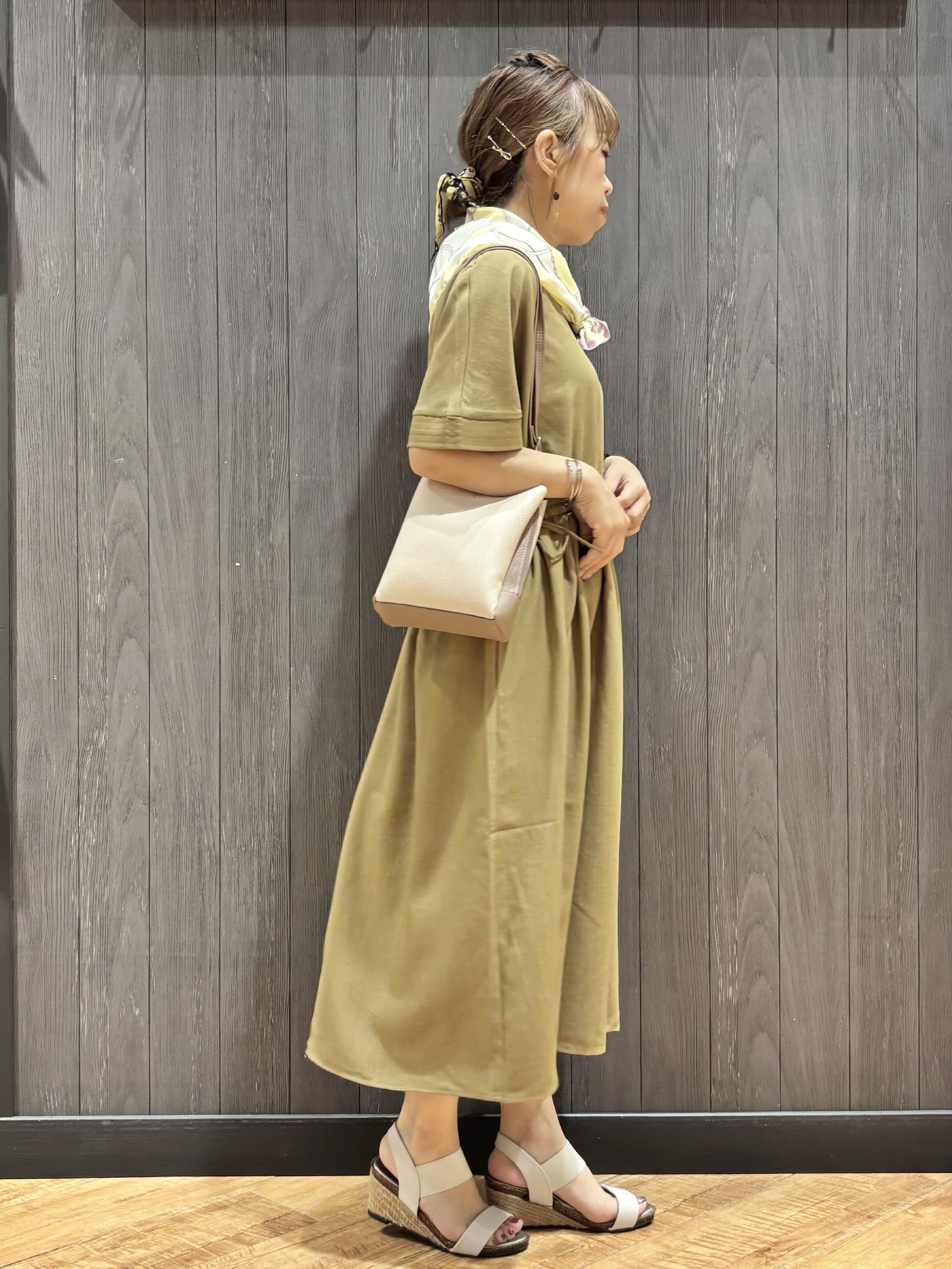 meiさんの「SHOO･LA･RUE｜【洗濯機可/体型カバー】ウエストシャーリングでお腹周りが気にならない 麻調スキッパー脇リボンワンピー」を使ったコーディネート
