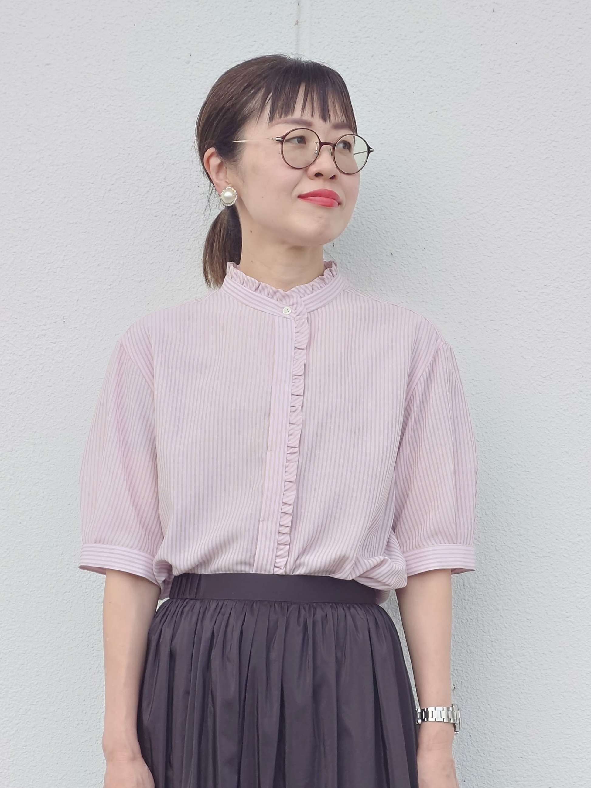 MUTSUKOさんの「UNTITLED｜【接触冷感/通気性/洗える】スタンドカラーフリルブラウス」を使ったコーディネート