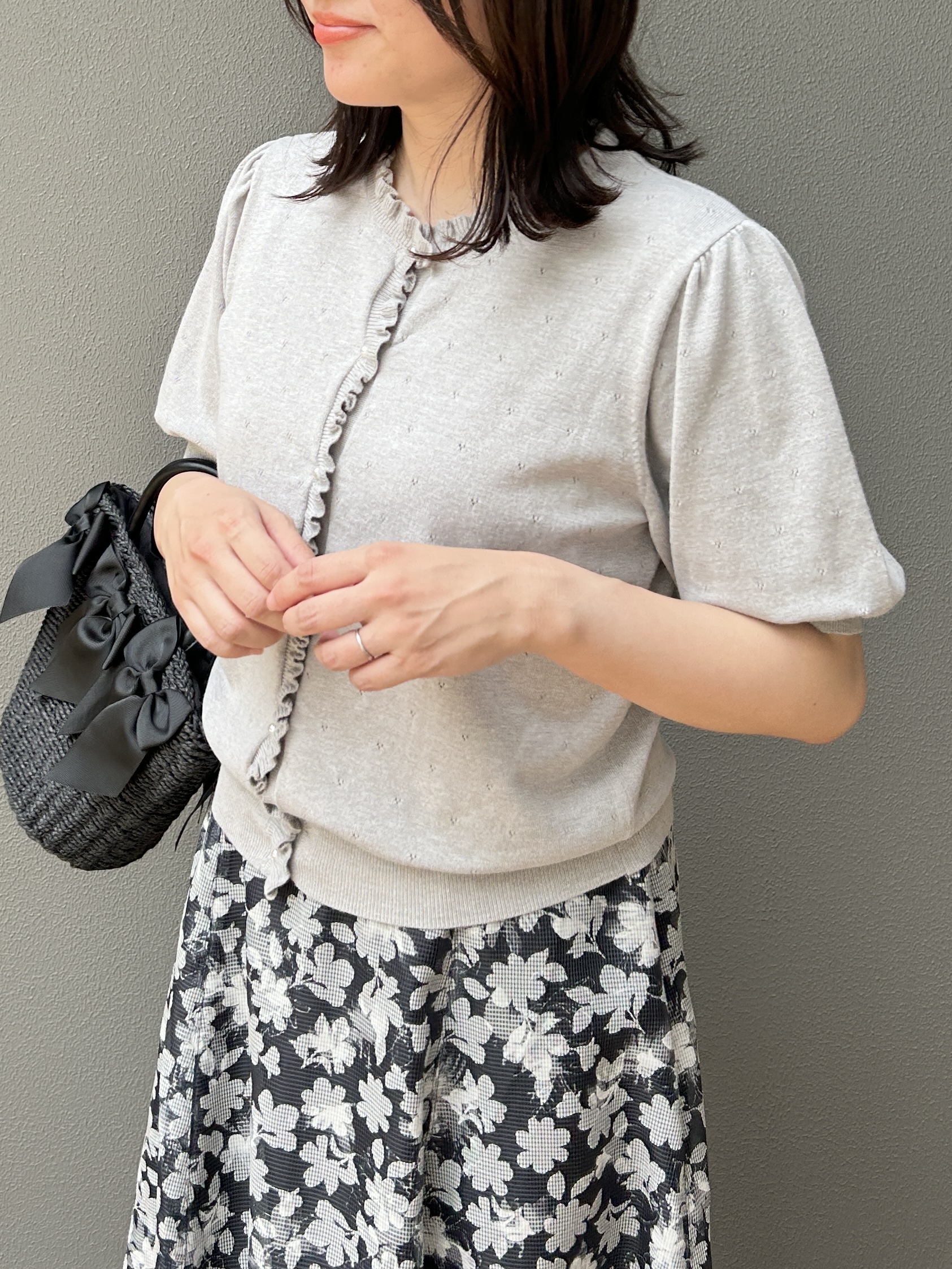 shinoさんの「Couture brooch｜【洗える】透かし編み 半袖フリルカーデ」を使ったコーディネート