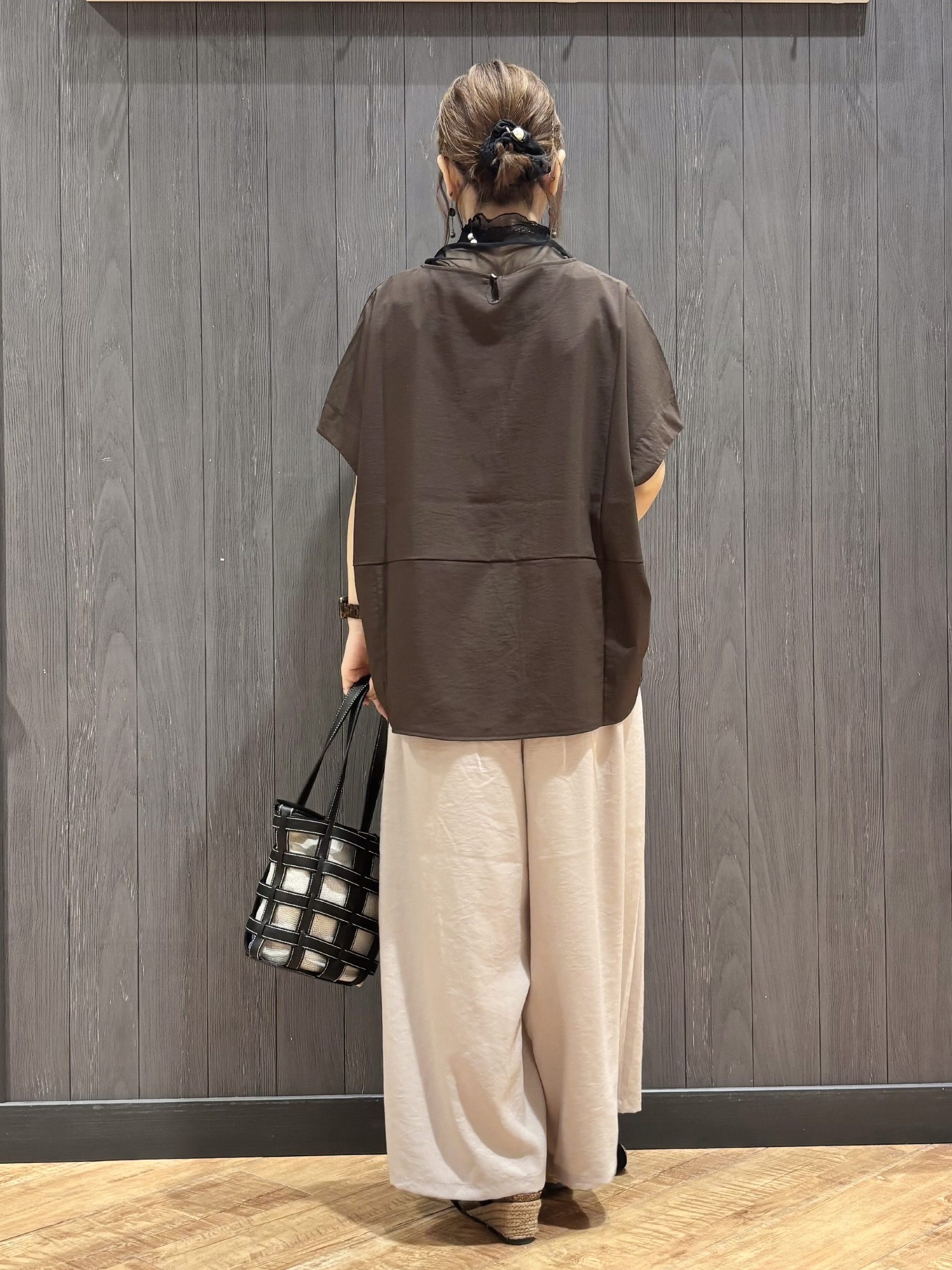 meiさんの「SHOO･LA･RUE｜【洗濯機可/セットアップ可】軽凛(かろりん) シンプル上品 ひんやり切替コクーントップス」を使ったコーディネート