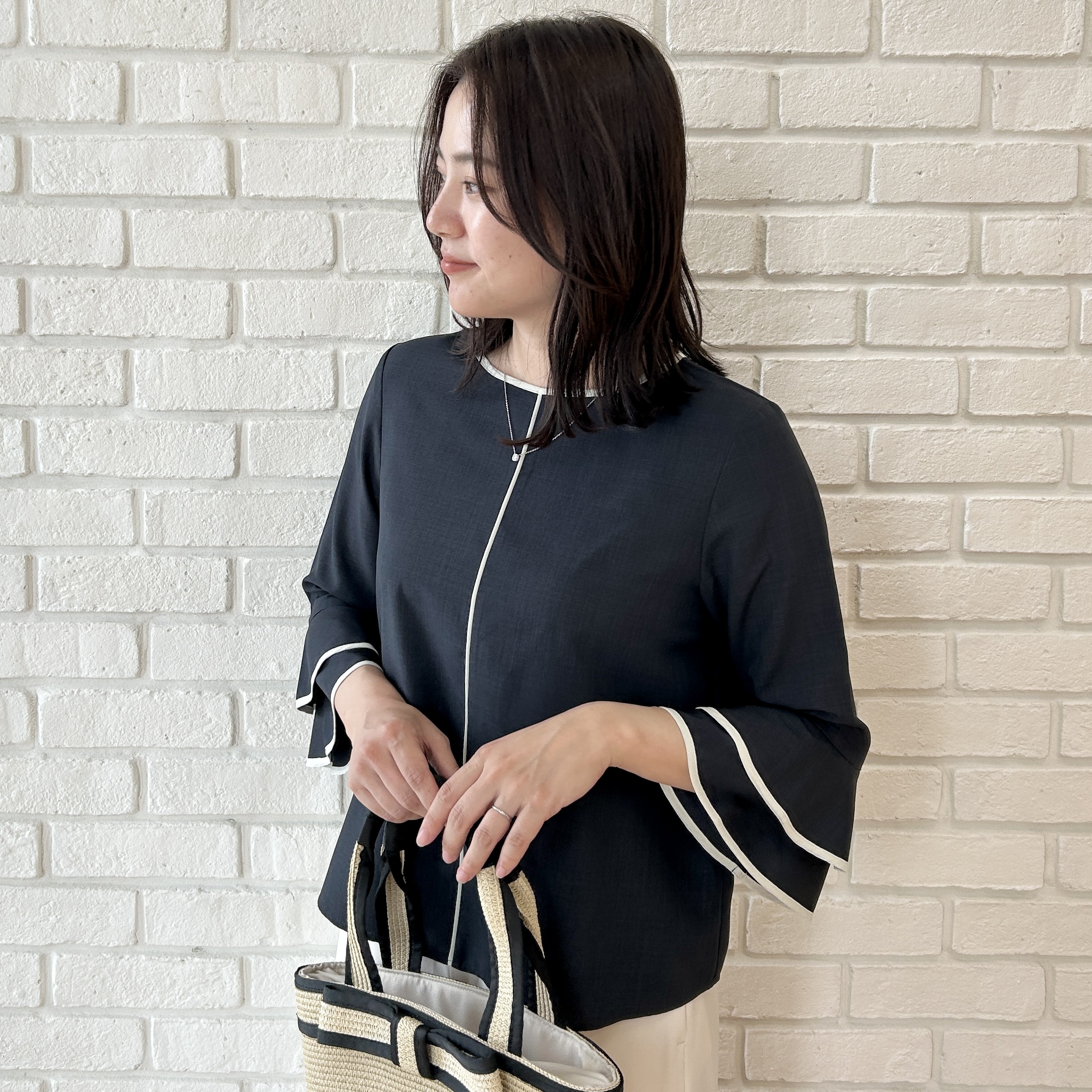 shinoさんの「Couture brooch｜【イージーケア・接触冷感・吸水速乾】配色ラッフルブラウス」を使ったコーディネート