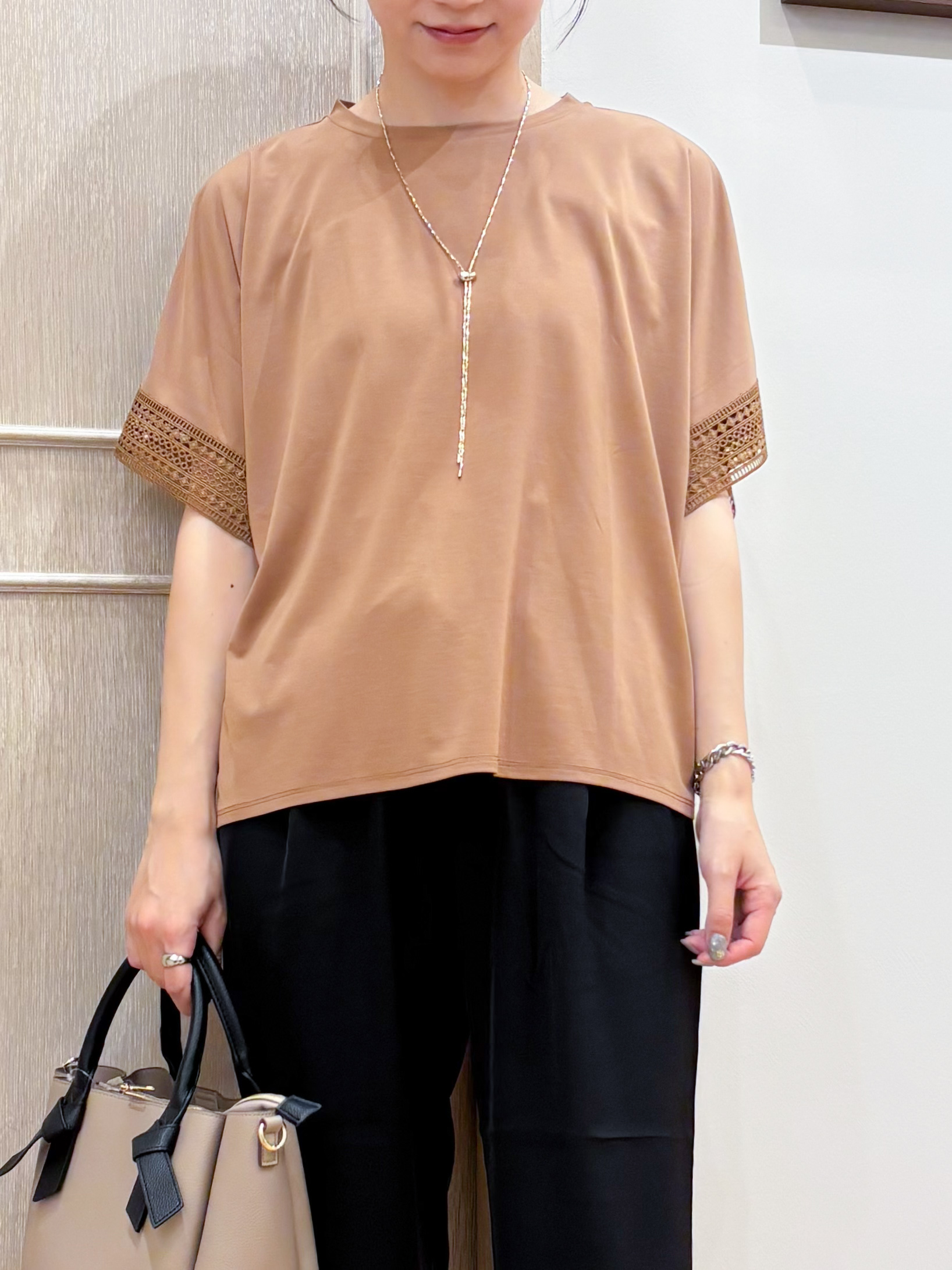 なみさんの「SHOO･LA･RUE｜【ひんやり/UV】お袖レースが上品 ゆったりとろみトップス」を使ったコーディネート