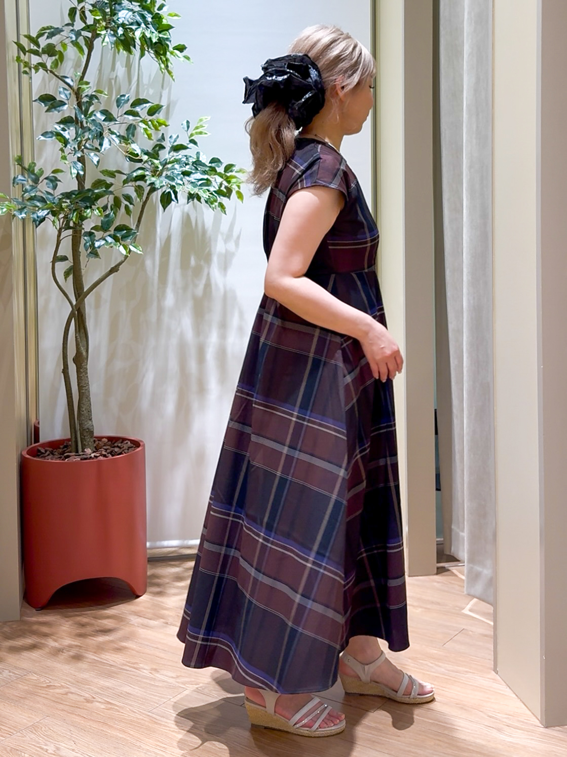 Harukaさんの「grove｜【低身長さんも選べる着丈】マドラスチェックワンピース」を使ったコーディネート