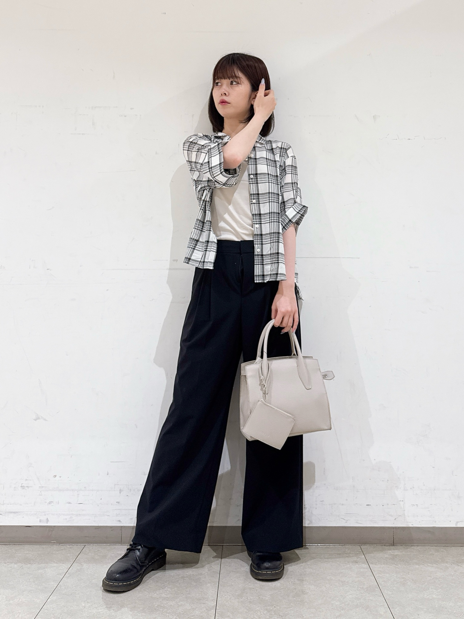 rinaさんの「INDIVI｜【高ストレッチ／撥水／接触冷感】リラックス タックワイドパンツ」を使ったコーディネート