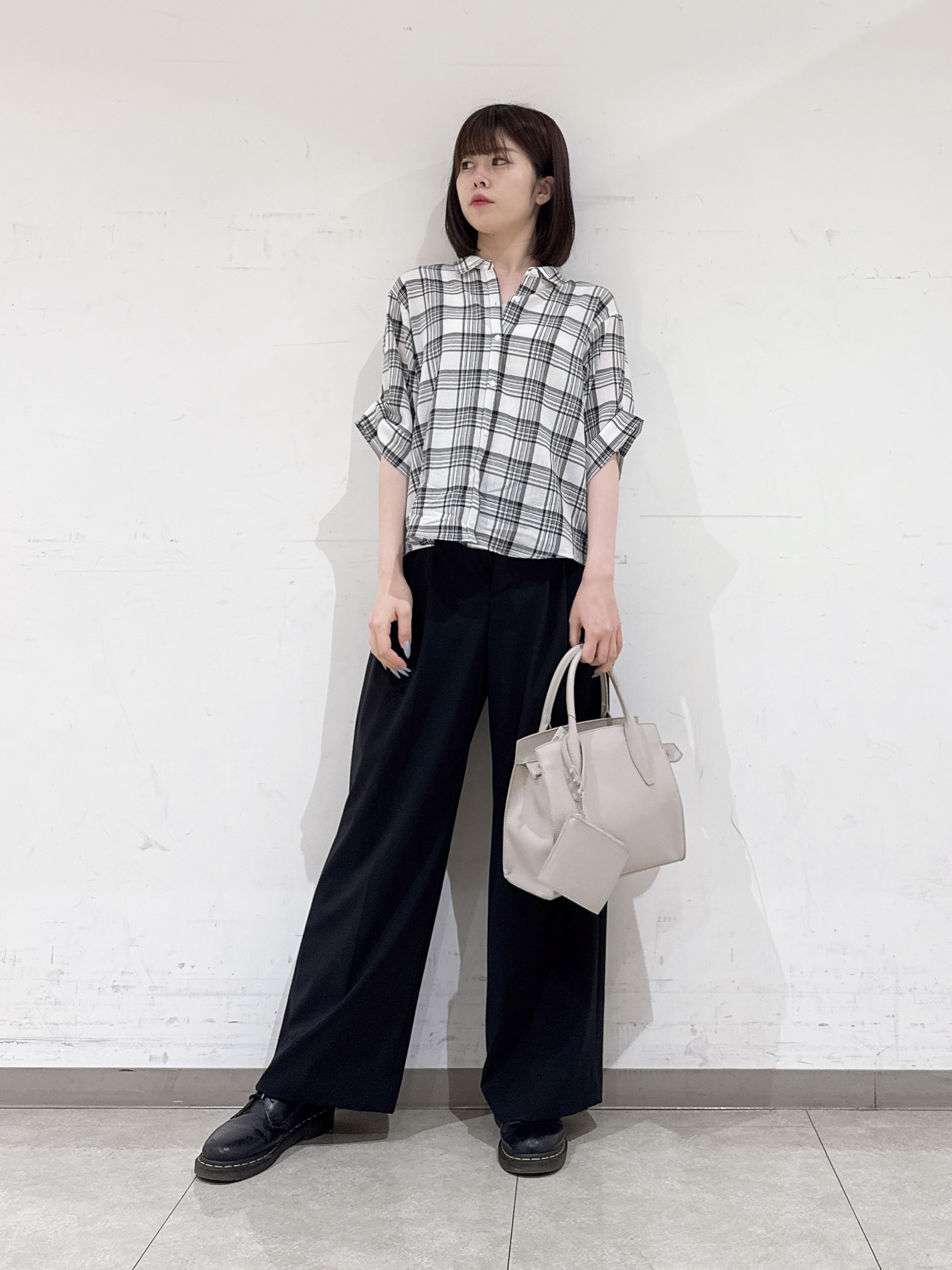 rinaさんの「INDIVI｜【高ストレッチ／撥水／接触冷感】リラックス タックワイドパンツ」を使ったコーディネート