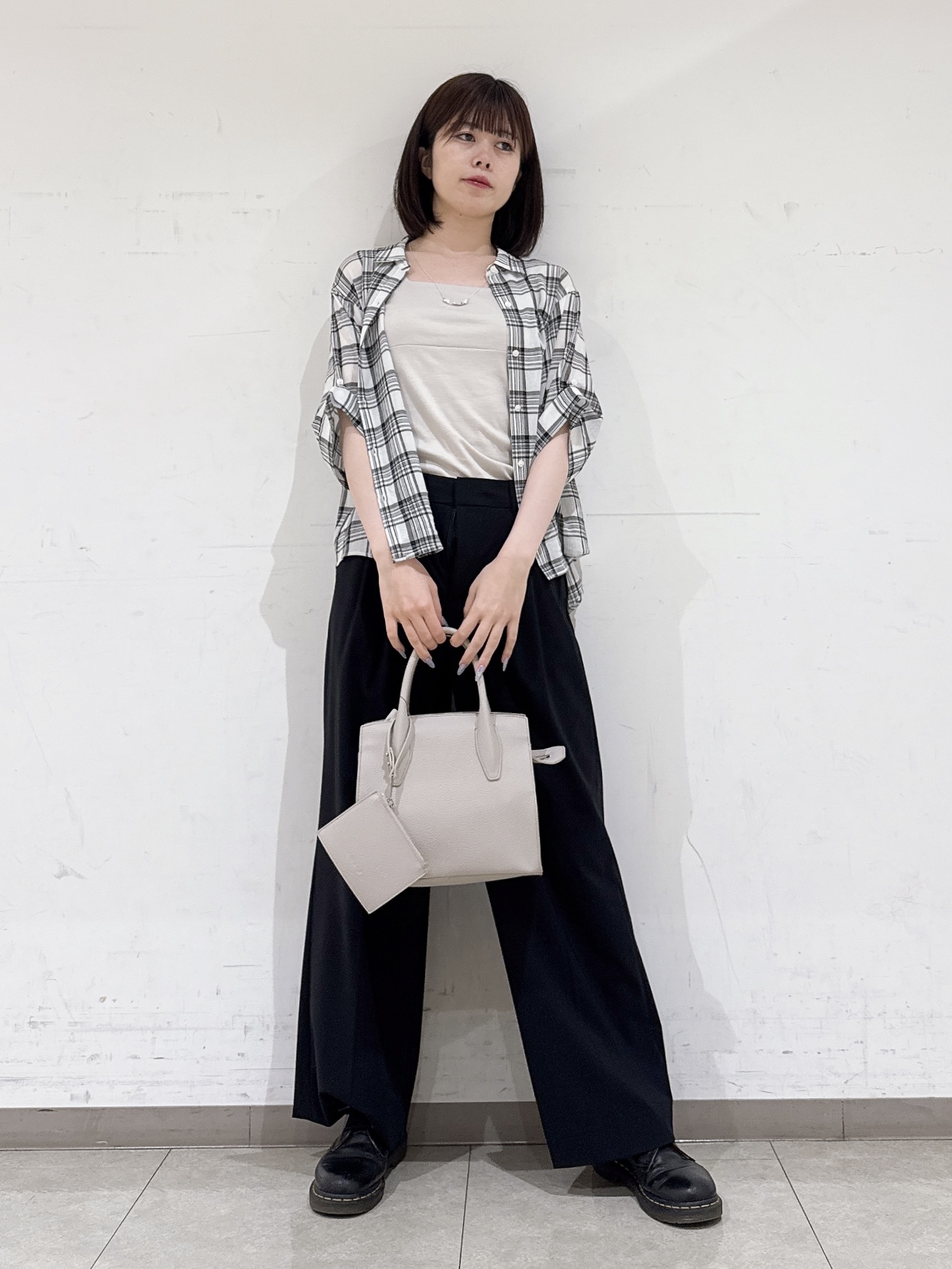 rinaさんの「INDIVI｜【高ストレッチ／撥水／接触冷感】リラックス タックワイドパンツ」を使ったコーディネート