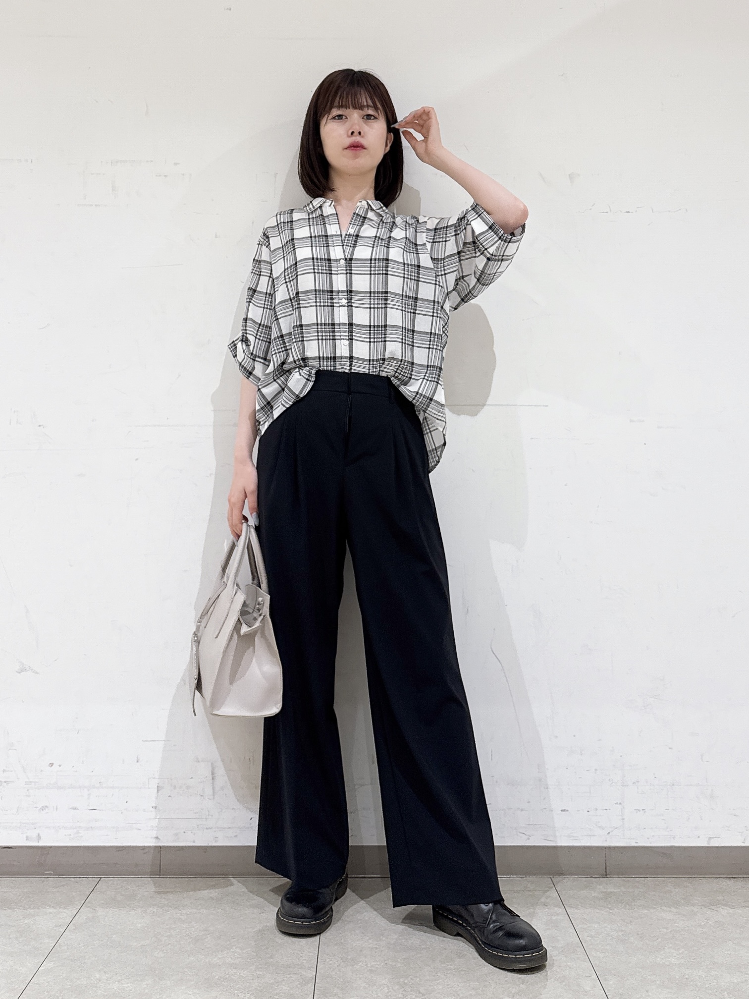 rinaさんの「INDIVI｜【高ストレッチ／撥水／接触冷感】リラックス タックワイドパンツ」を使ったコーディネート