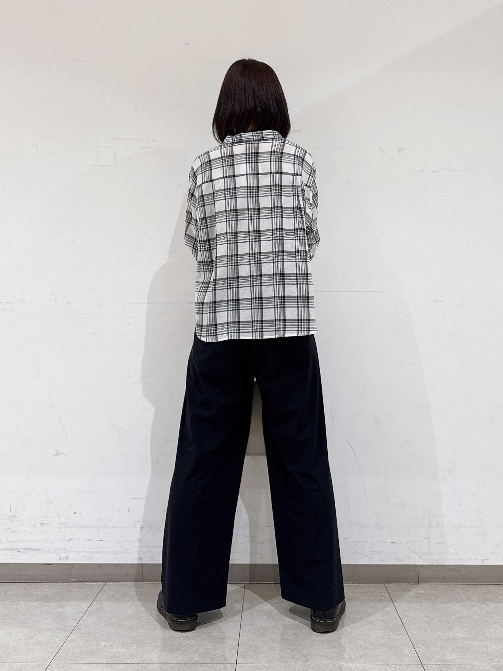 rinaさんの「INDIVI｜【高ストレッチ／撥水／接触冷感】リラックス タックワイドパンツ」を使ったコーディネート
