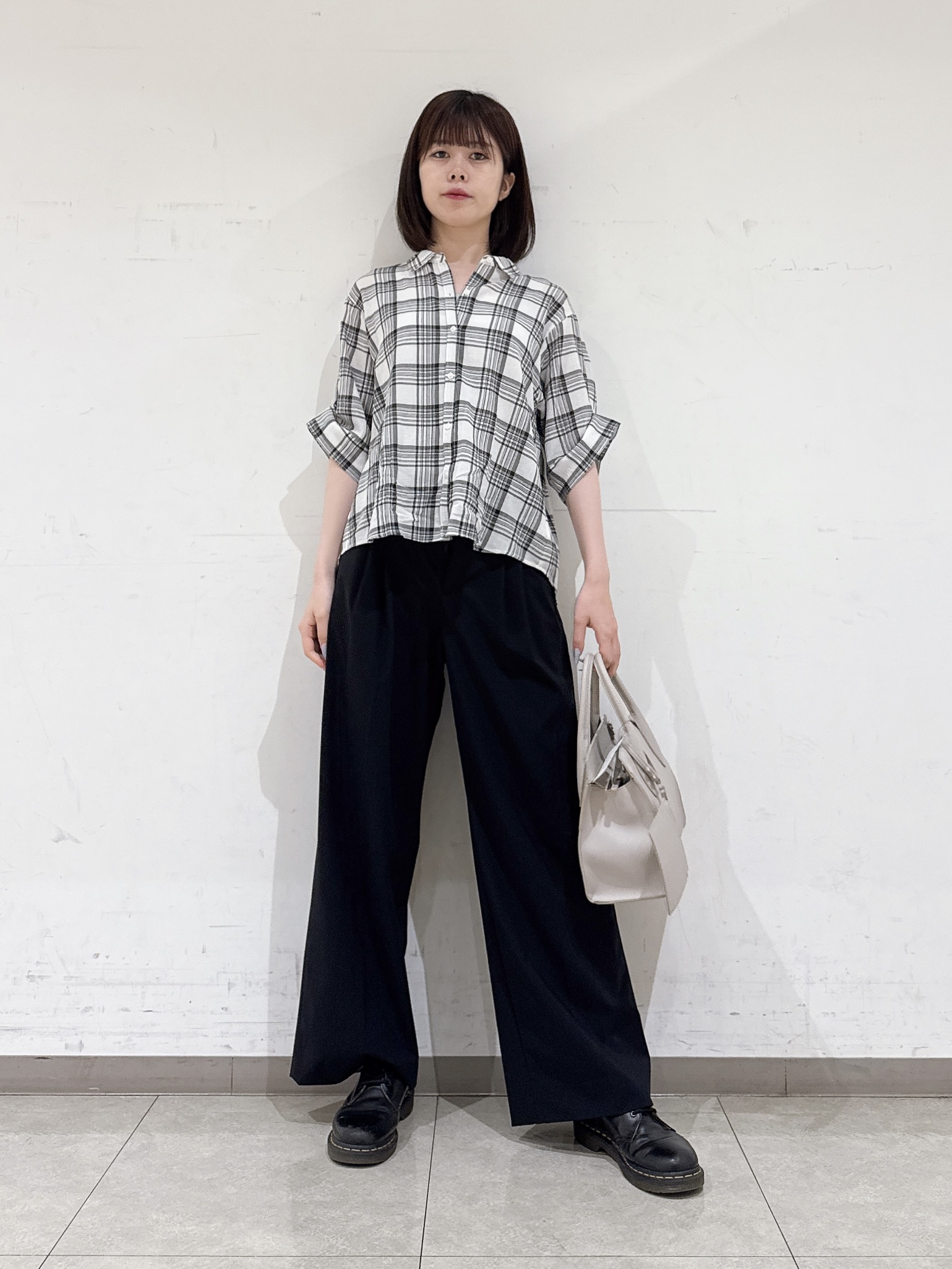 rinaさんの「INDIVI｜【高ストレッチ／撥水／接触冷感】リラックス タックワイドパンツ」を使ったコーディネート