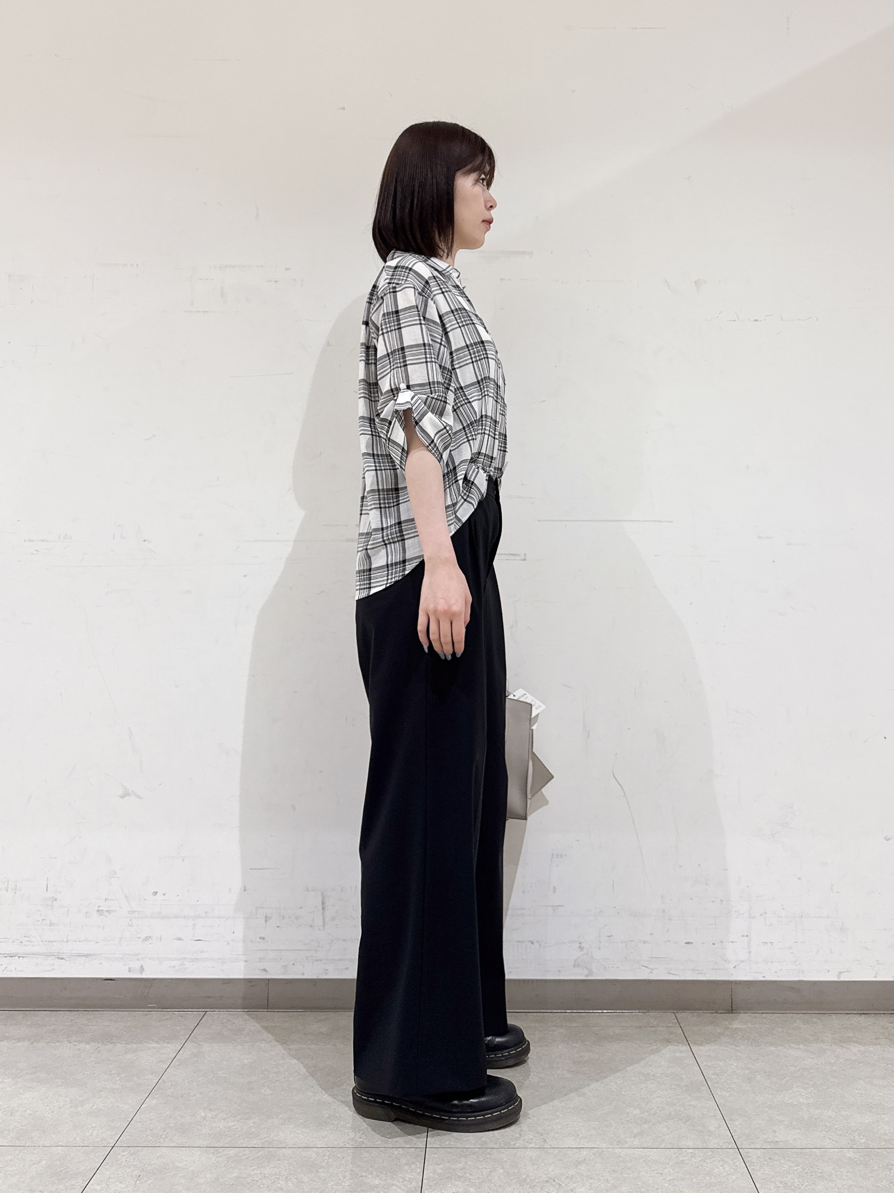 rinaさんの「INDIVI｜【高ストレッチ／撥水／接触冷感】リラックス タックワイドパンツ」を使ったコーディネート