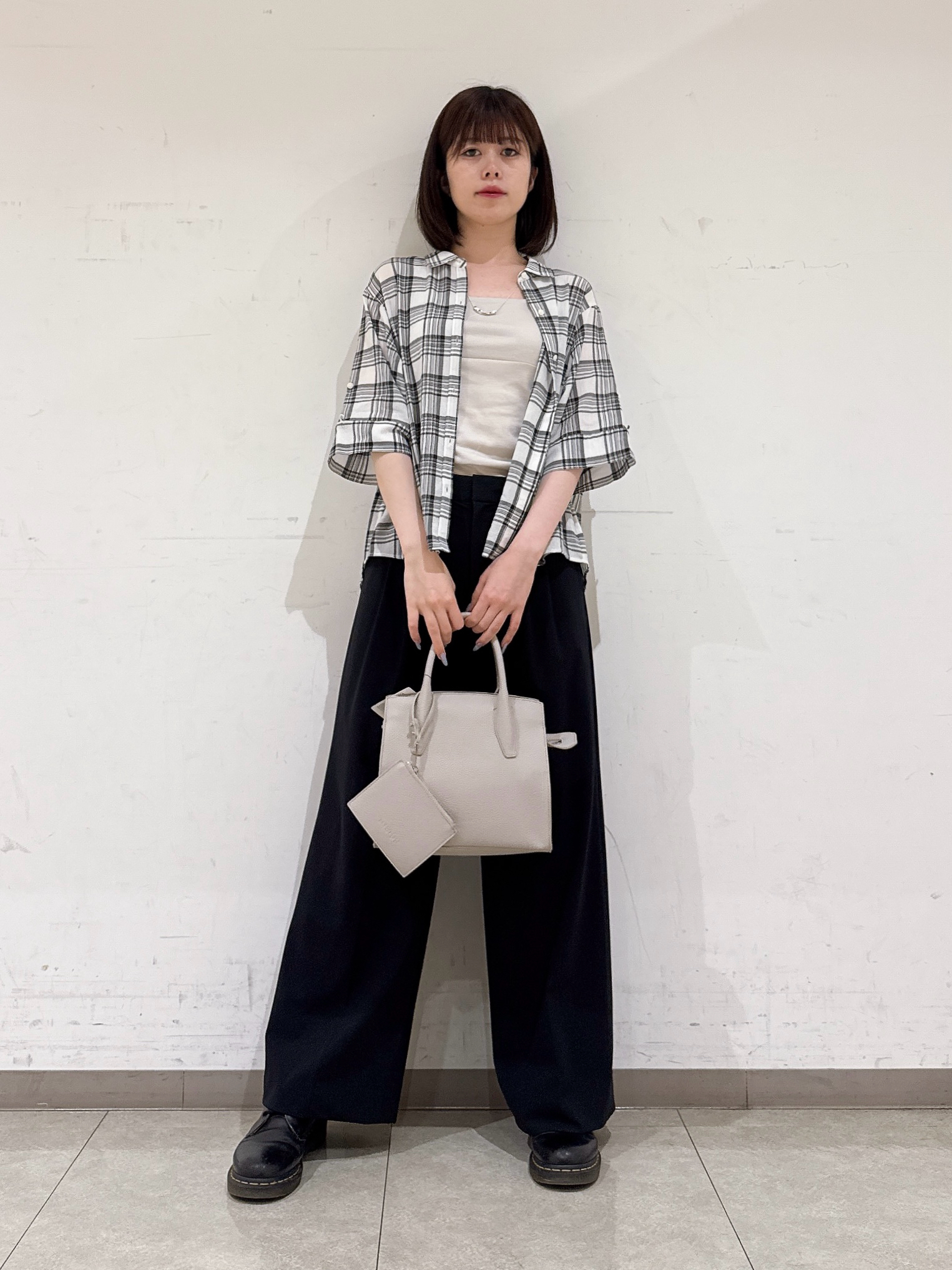 rinaさんの「INDIVI｜【高ストレッチ／撥水／接触冷感】リラックス タックワイドパンツ」を使ったコーディネート