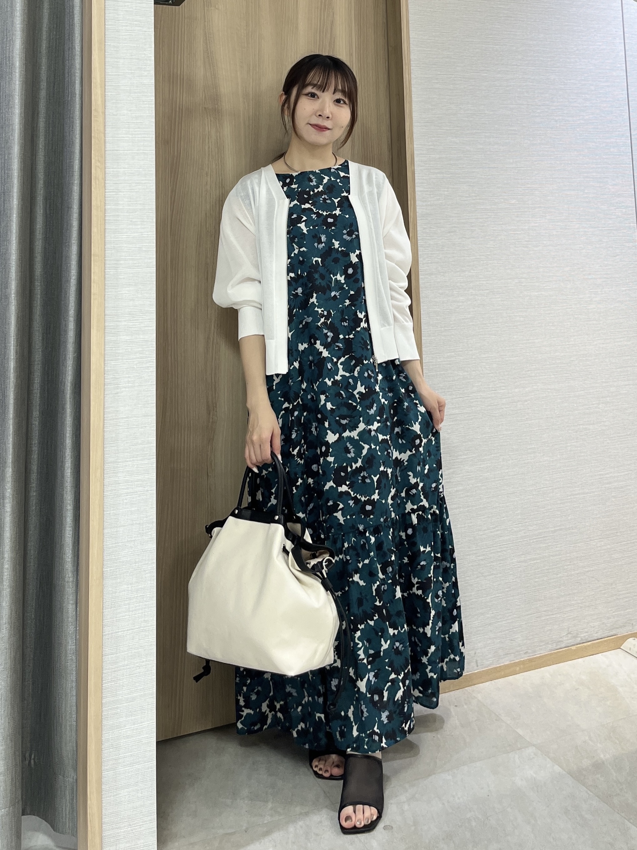 KAHOさんの「UNTITLED｜【アンサンブル可/日除け・冷房対策】シアーレーヨンZIPカーディガン」を使ったコーディネート