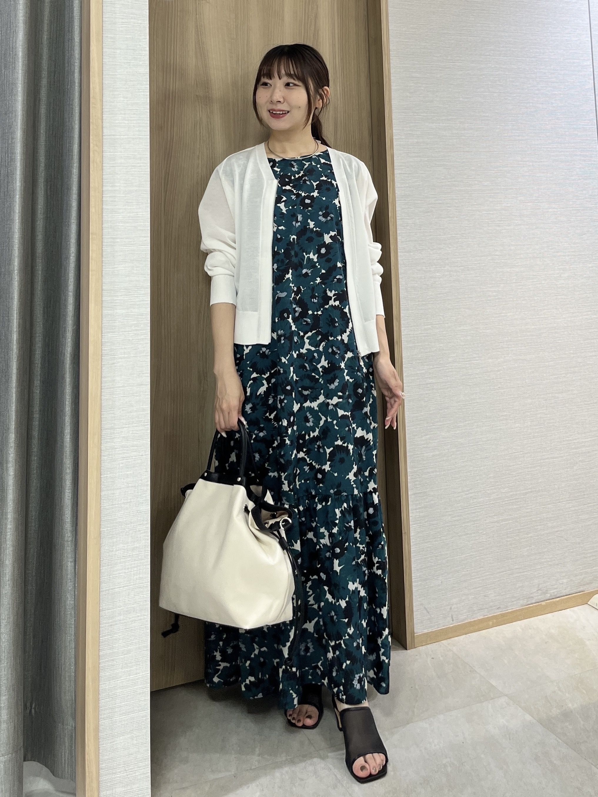 KAHOさんの「UNTITLED｜【アンサンブル可/日除け・冷房対策】シアーレーヨンZIPカーディガン」を使ったコーディネート
