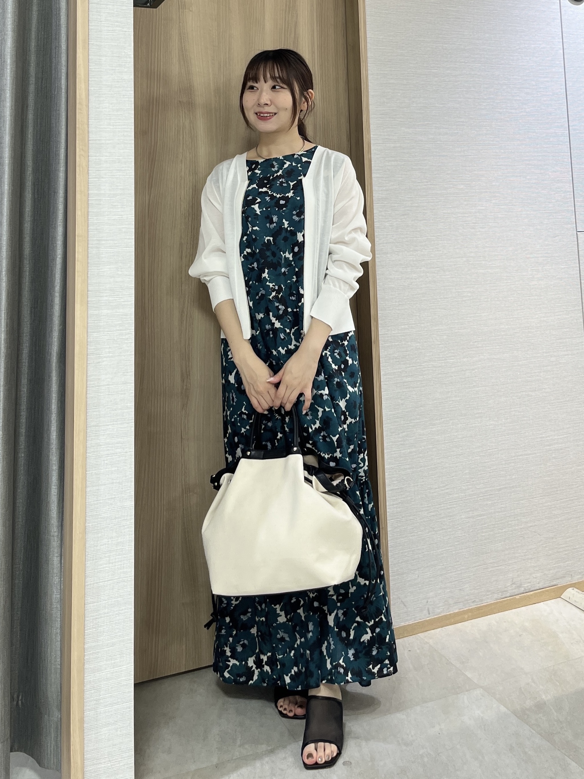 KAHOさんの「UNTITLED｜【アンサンブル可/日除け・冷房対策】シアーレーヨンZIPカーディガン」を使ったコーディネート