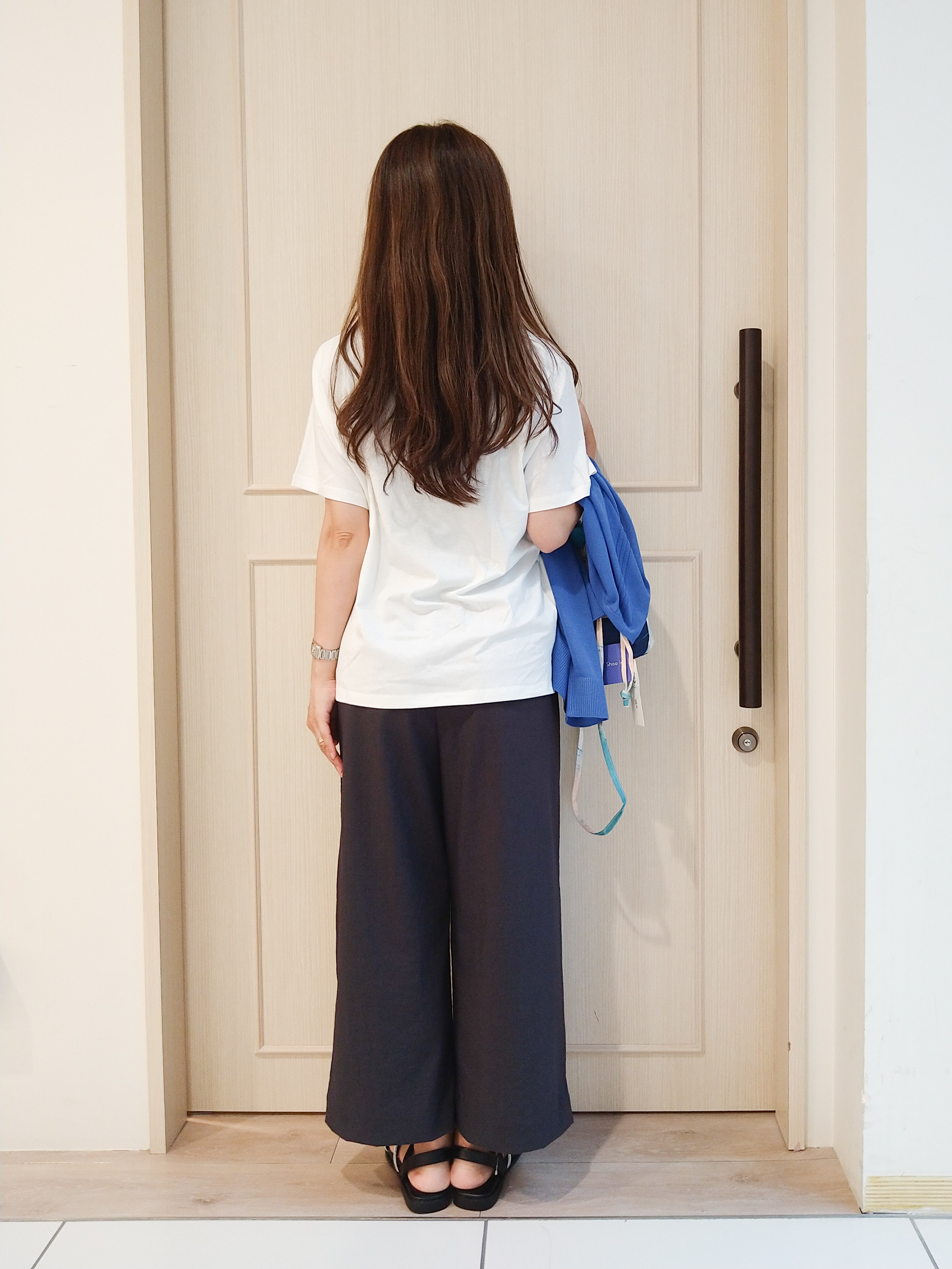 mi-saさんの「SHOO･LA･RUE｜【ひんやり/洗濯機可/S-LL】オンにもオフにも マルチに使えるボタンレスカーディガン」を使ったコーディネート