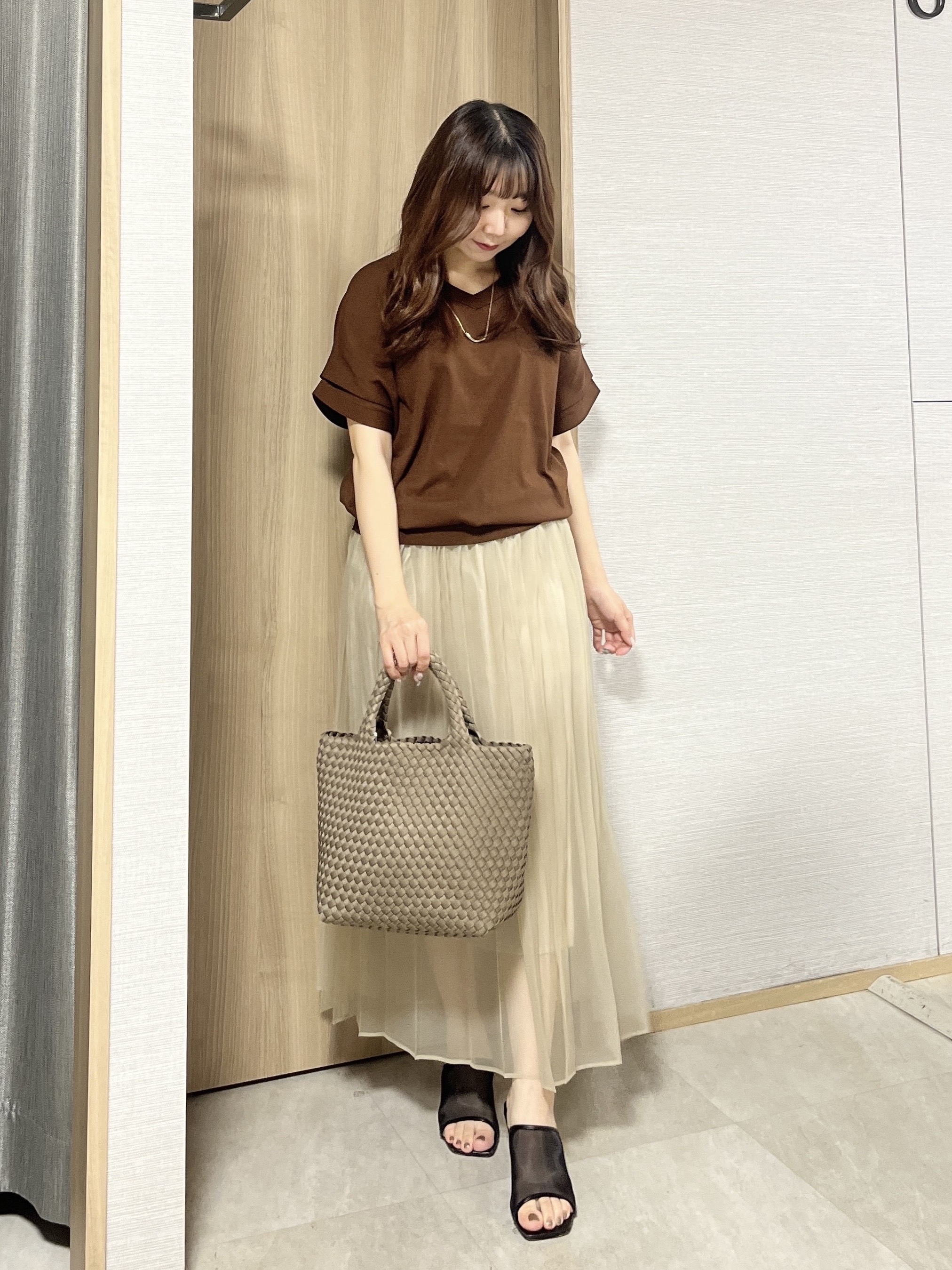 KAHOさんの「UNTITLED｜【きれいに体型カバー/前後2WAY】ドライタッチコットンプルオーバー」を使ったコーディネート