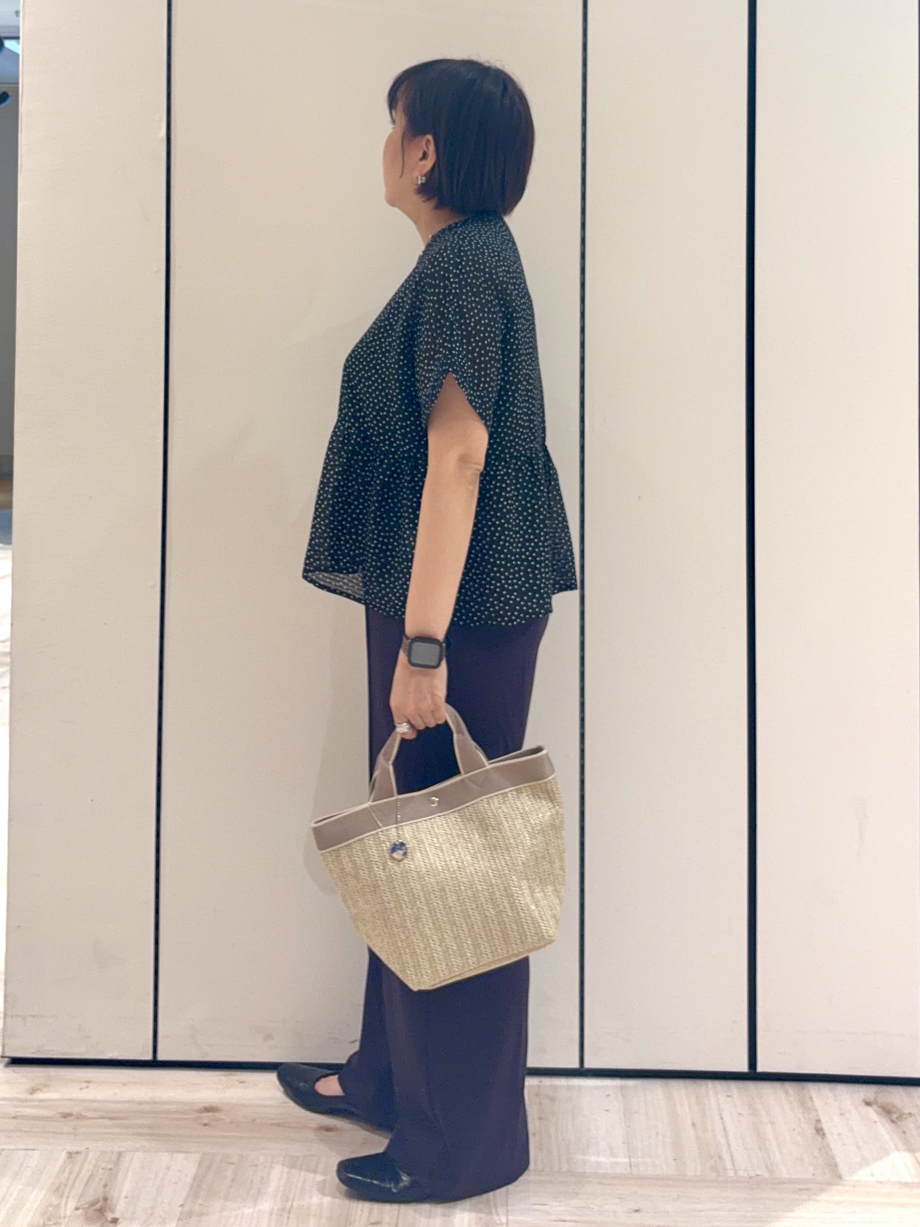 minさんの「SHOO･LA･RUE｜【体型カバー/洗濯機可】二の腕とお腹周りが隠せる シアーペプラムブラウス」を使ったコーディネート