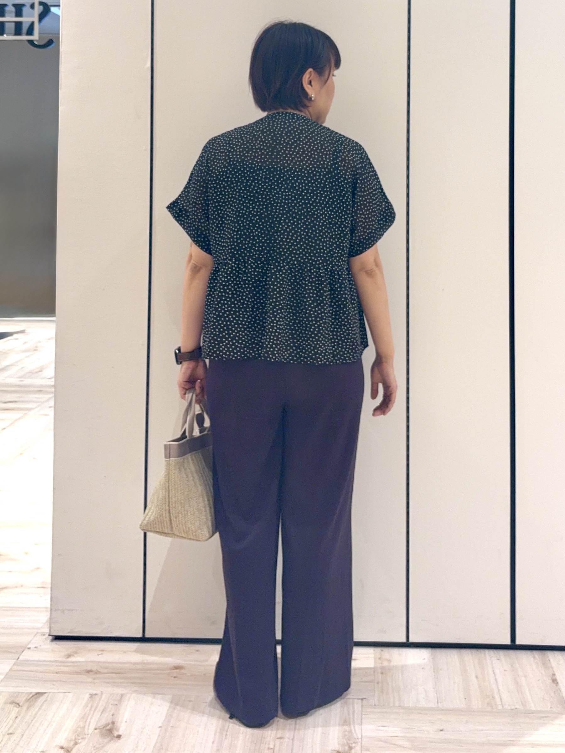 minさんの「SHOO･LA･RUE｜【体型カバー/洗濯機可】二の腕とお腹周りが隠せる シアーペプラムブラウス」を使ったコーディネート