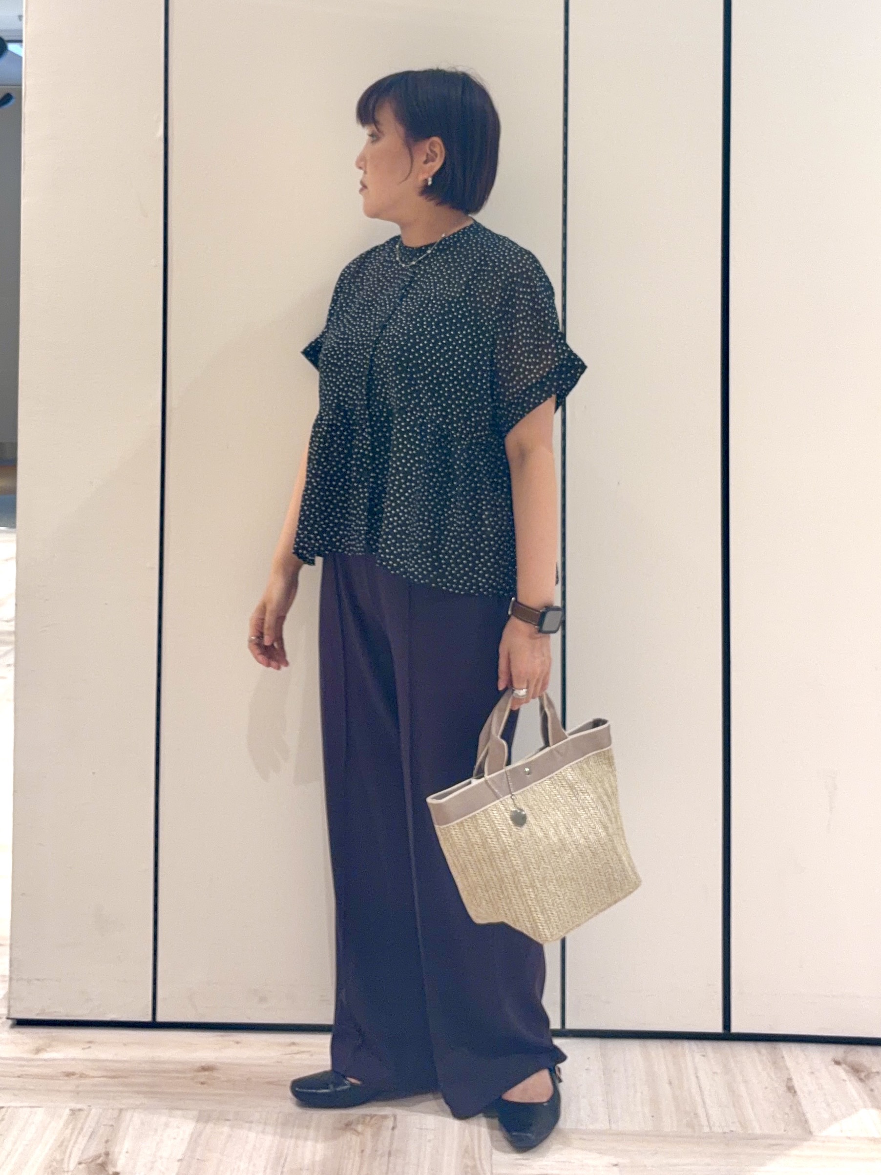 minさんの「SHOO･LA･RUE｜【体型カバー/洗濯機可】二の腕とお腹周りが隠せる シアーペプラムブラウス」を使ったコーディネート