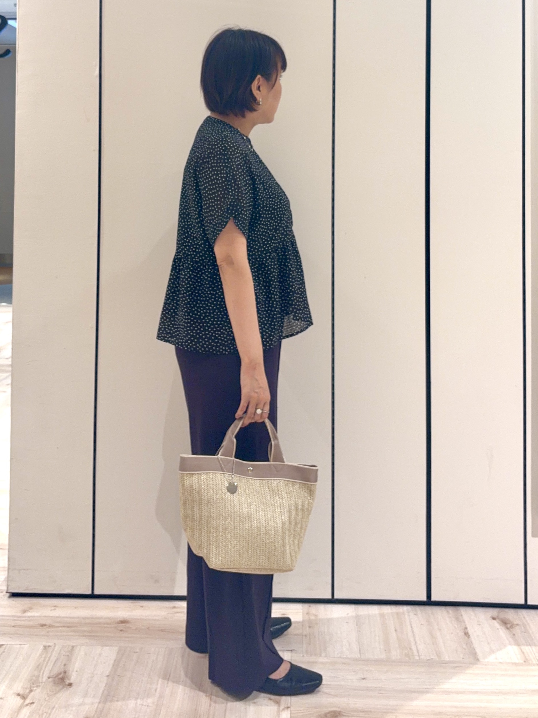 minさんの「SHOO･LA･RUE｜【体型カバー/洗濯機可】二の腕とお腹周りが隠せる シアーペプラムブラウス」を使ったコーディネート