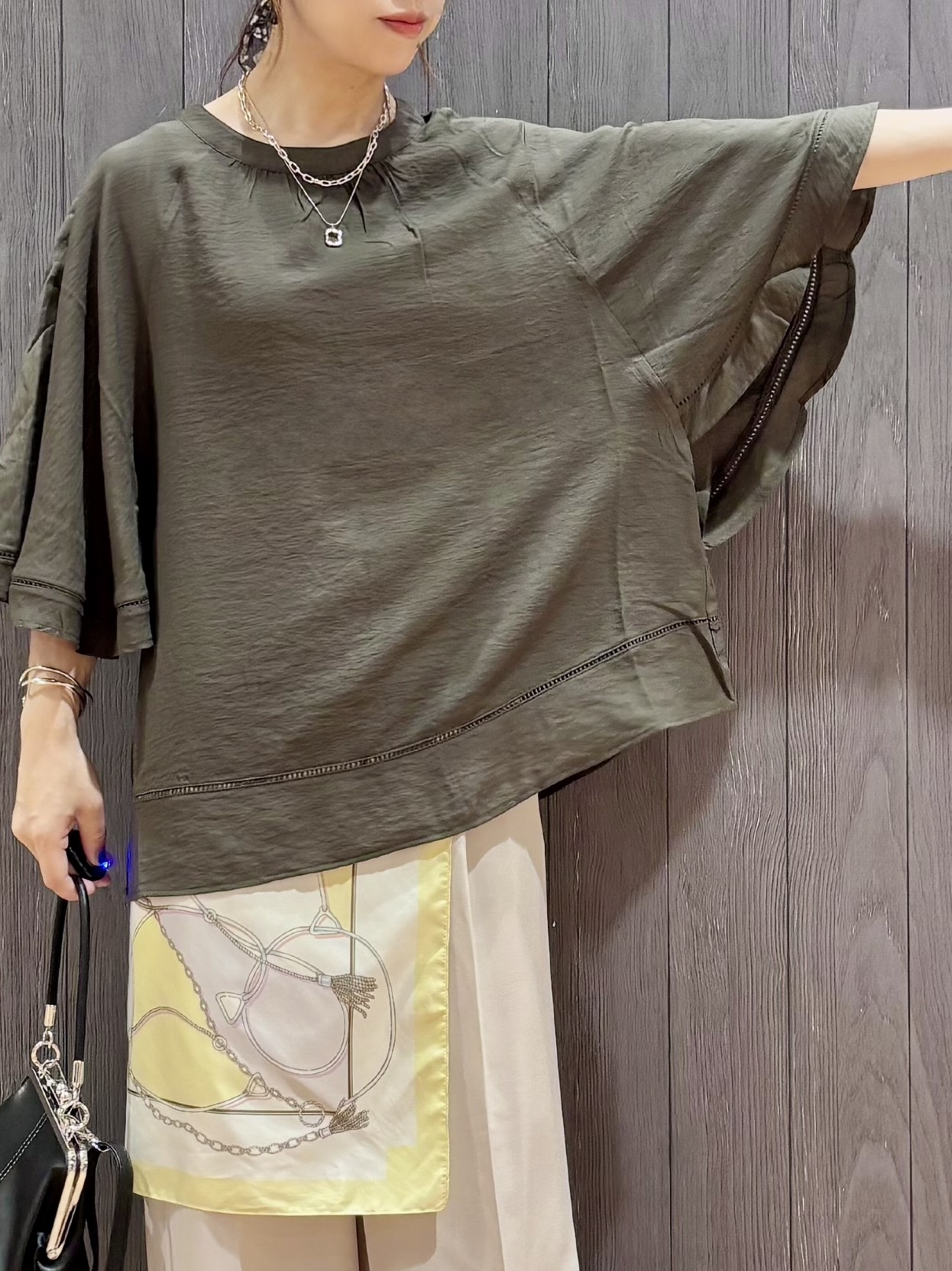 meiさんの「SHOO･LA･RUE｜【ひんやり/S-LL/洗濯機可】体型カバー ふんわりスラブポンチョ風ブラウス」を使ったコーディネート