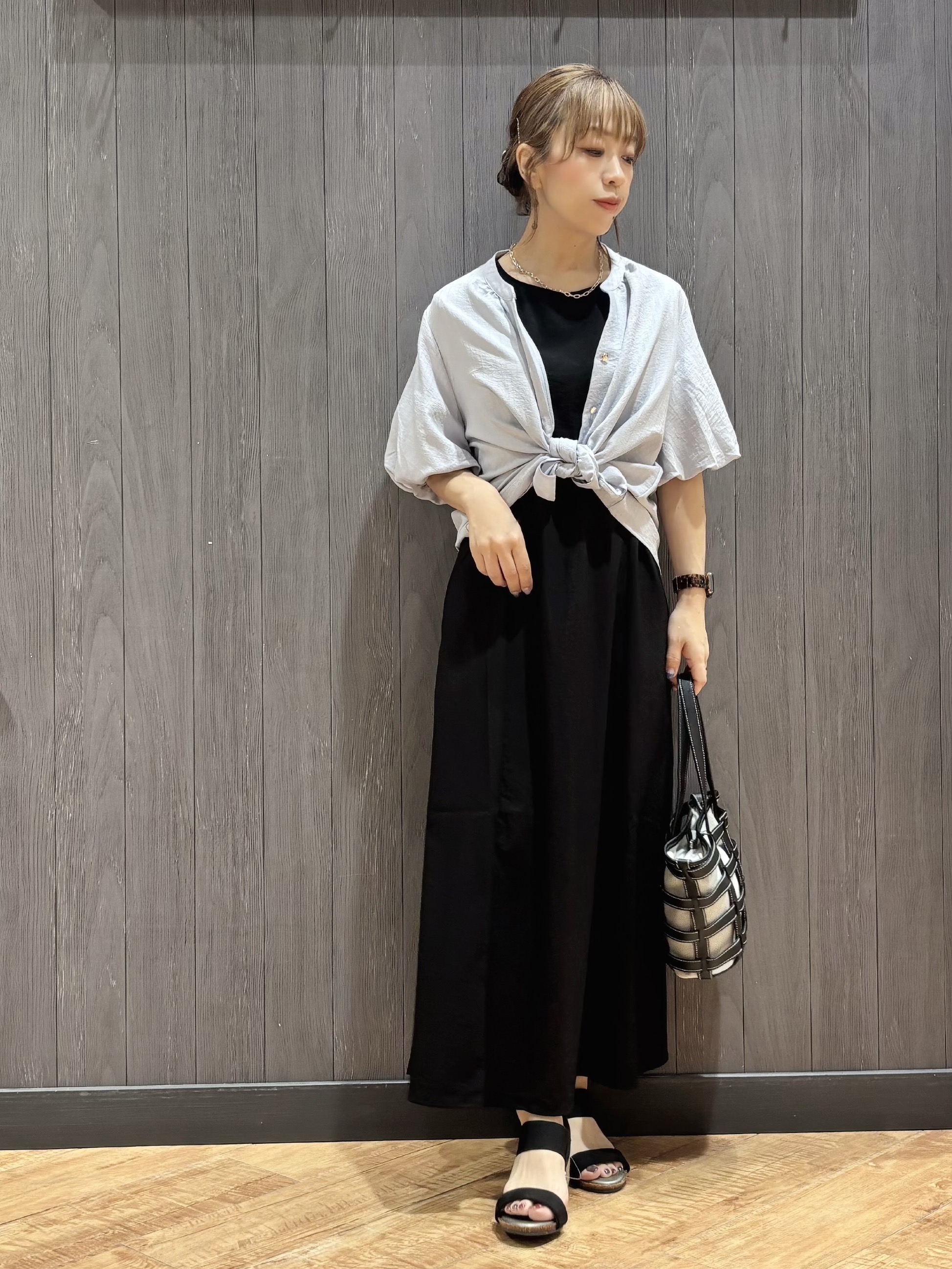 meiさんの「SHOO･LA･RUE｜【S-LL/洗濯機可】バルーンスリーブ　キーネックブラウス」を使ったコーディネート