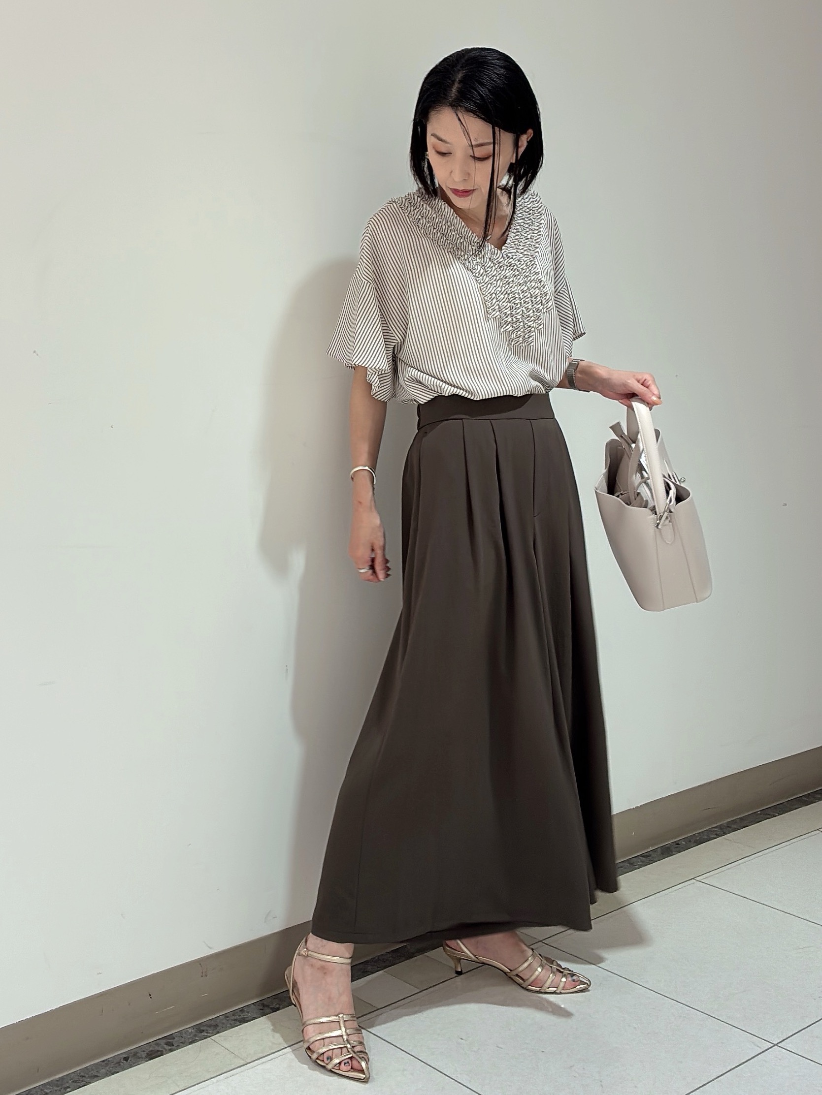 環さんの「UNTITLED｜【接触冷感/通気性/洗える】Vネックフリルブラウス」を使ったコーディネート