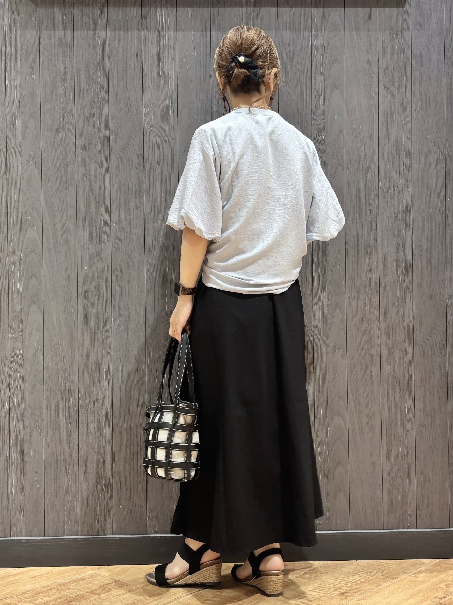 meiさんの「SHOO･LA･RUE｜【S-LL/洗濯機可】バルーンスリーブ　キーネックブラウス」を使ったコーディネート