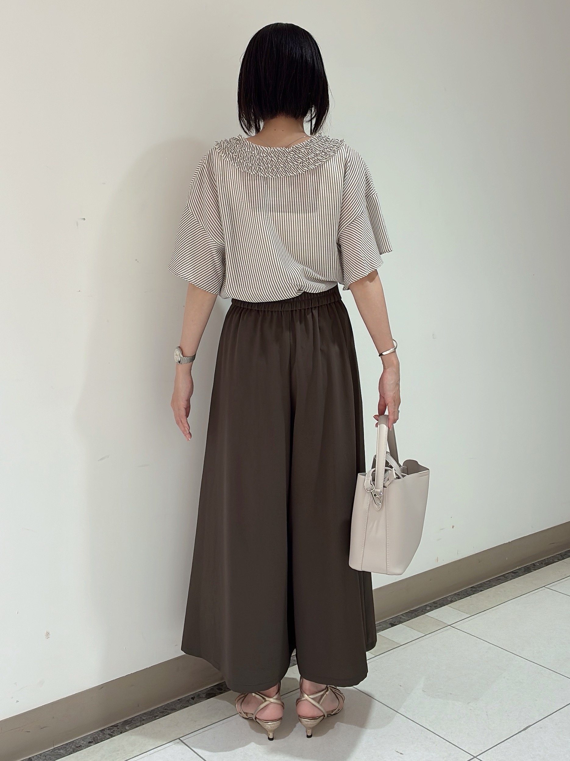 環さんの「UNTITLED｜【接触冷感/通気性/洗える】Vネックフリルブラウス」を使ったコーディネート