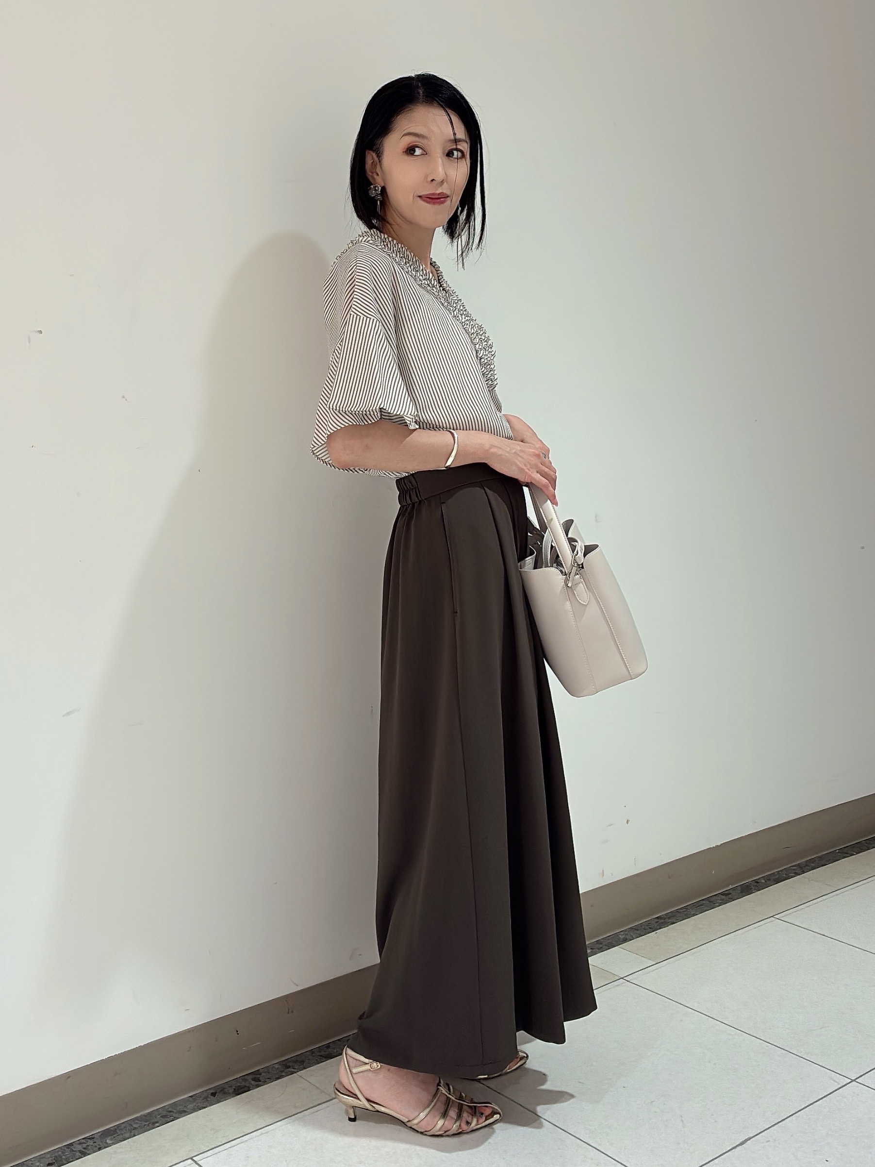 環さんの「UNTITLED｜【接触冷感/通気性/洗える】Vネックフリルブラウス」を使ったコーディネート