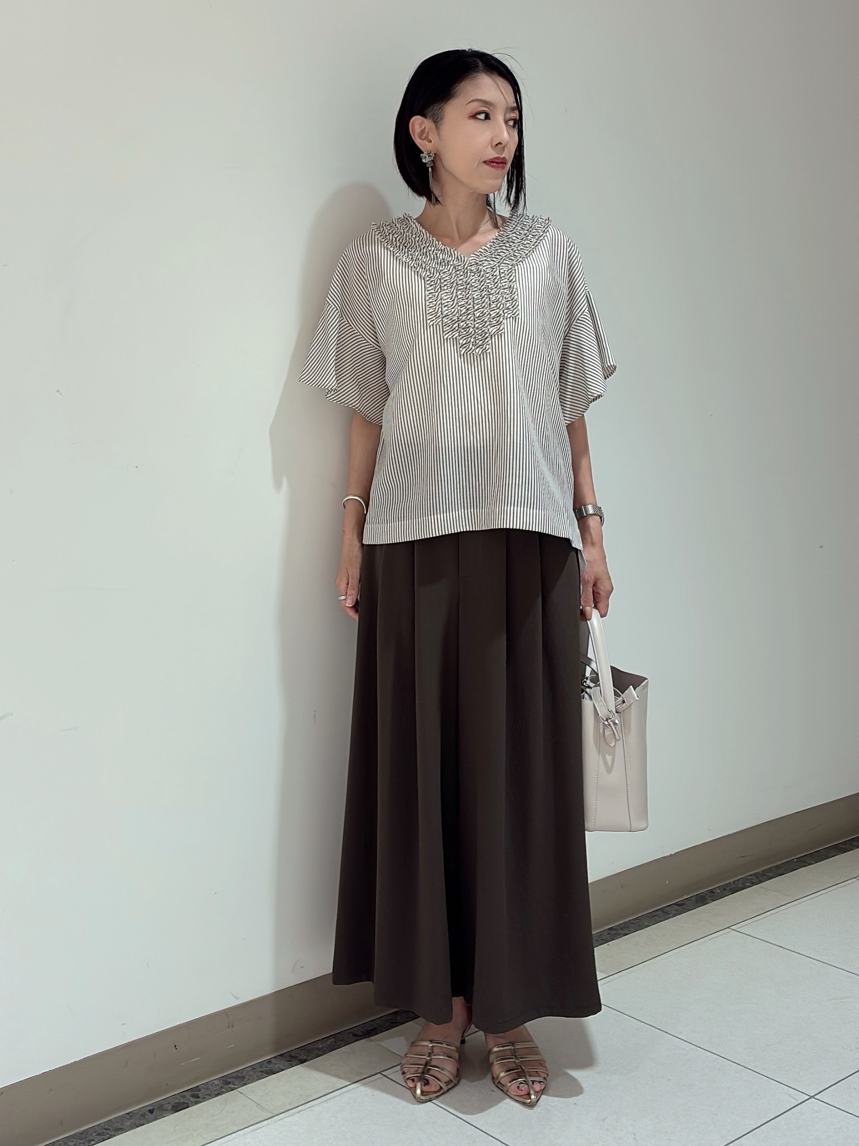 環さんの「UNTITLED｜【接触冷感/通気性/洗える】Vネックフリルブラウス」を使ったコーディネート