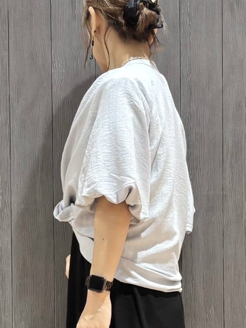 meiさんの「SHOO･LA･RUE｜【S-LL/洗濯機可】バルーンスリーブ　キーネックブラウス」を使ったコーディネート