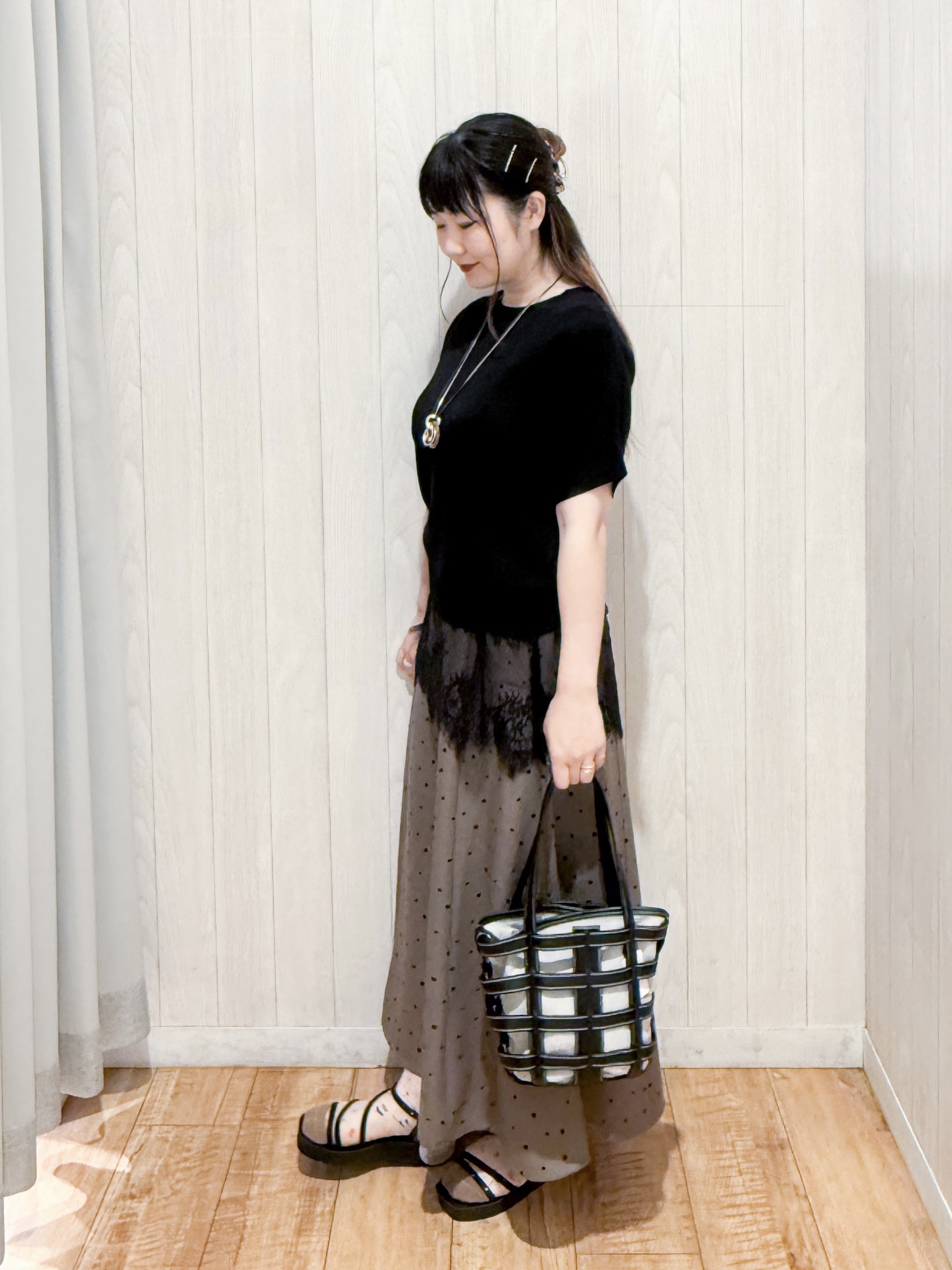 愛さんの「SHOO･LA･RUE｜【毎日洗える/ひんやり/UV】二の腕隠れる さらっとドルマン半袖ニット」を使ったコーディネート