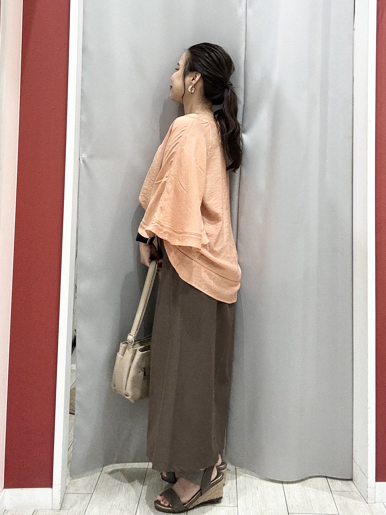 shioさんの「SHOO･LA･RUE｜【ひんやり/S-LL/洗濯機可】体型カバー ふんわりスラブポンチョ風ブラウス」を使ったコーディネート