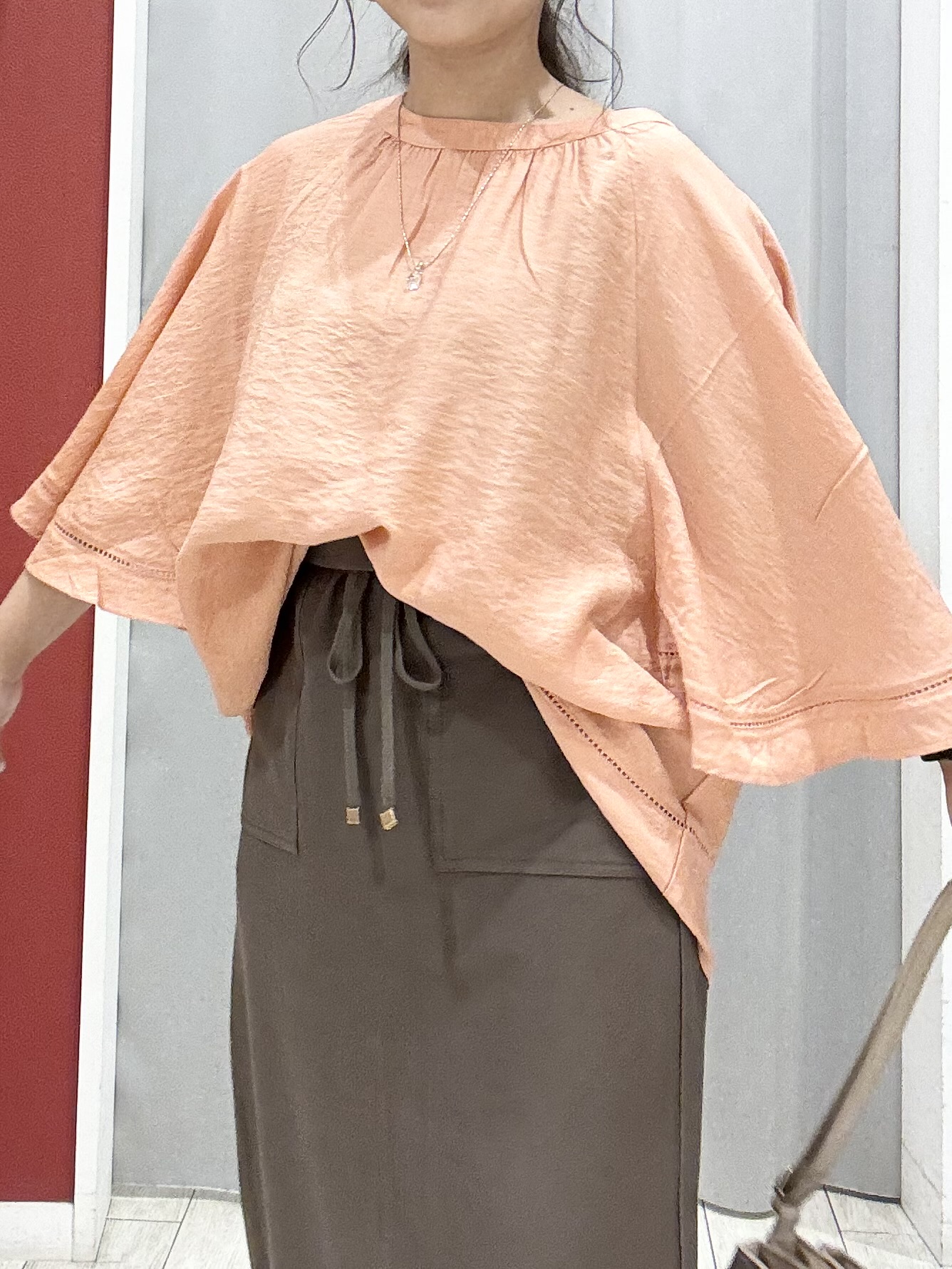 shioさんの「SHOO･LA･RUE｜【ひんやり/S-LL/洗濯機可】体型カバー ふんわりスラブポンチョ風ブラウス」を使ったコーディネート