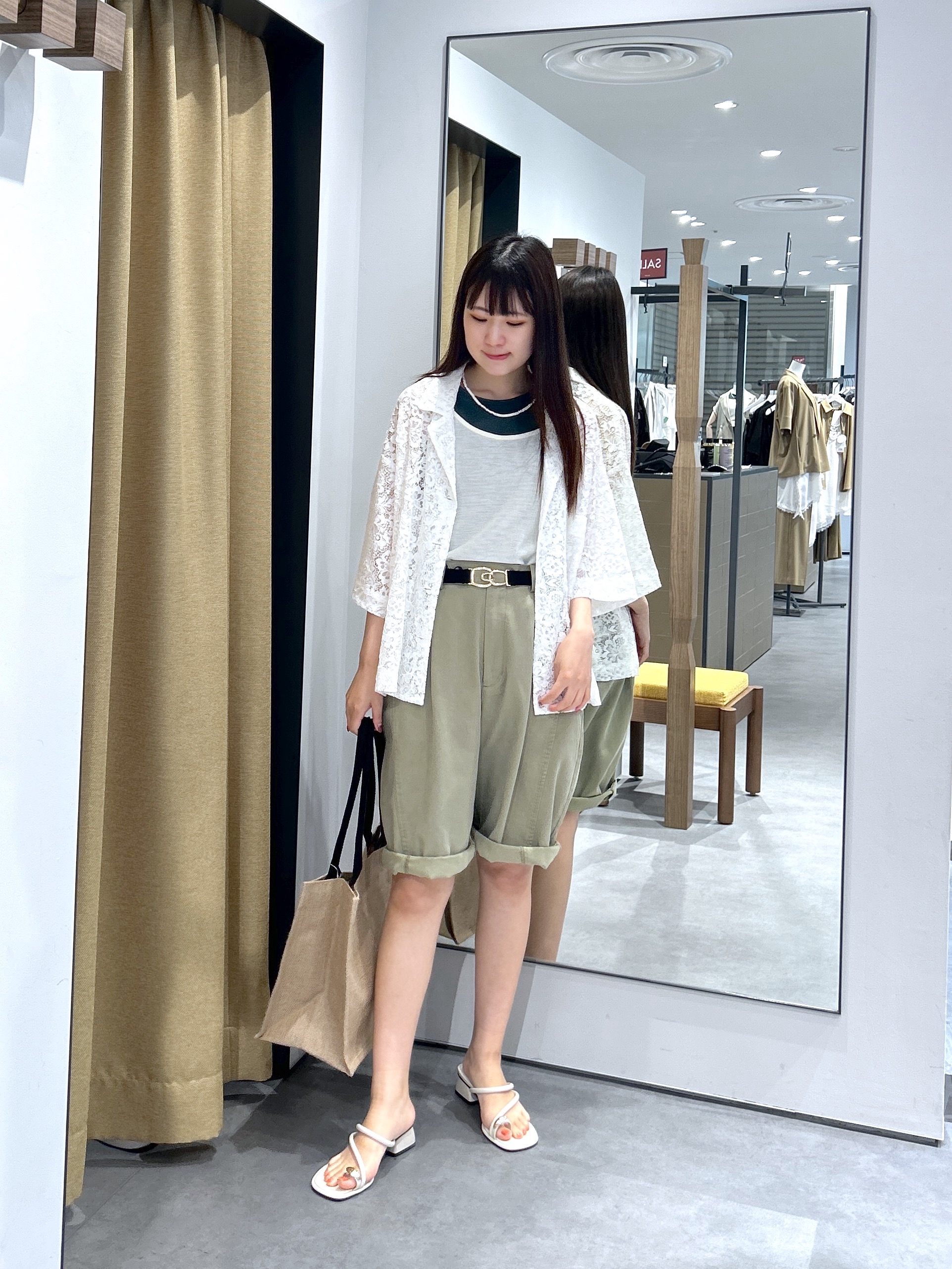 Renoさんの「INDIVI｜オープンカラーレースシャツ」を使ったコーディネート
