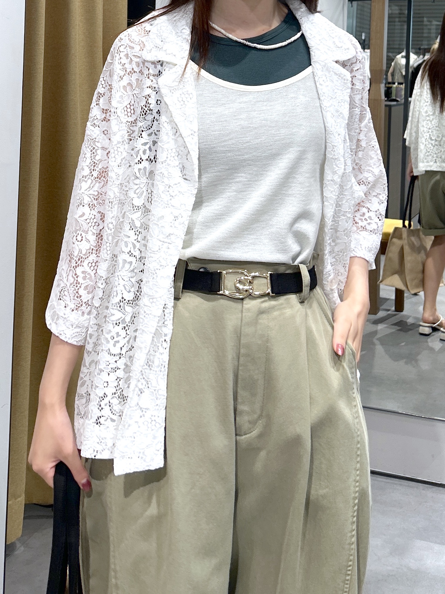 Renoさんの「INDIVI｜オープンカラーレースシャツ」を使ったコーディネート
