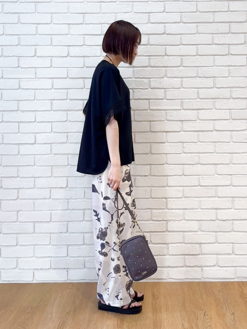 𝐜𝐡𝐢𝐤𝐚さんの「SHOO･LA･RUE｜【ひんやり/UV】お袖レースが上品 ゆったりとろみトップス」を使ったコーディネート