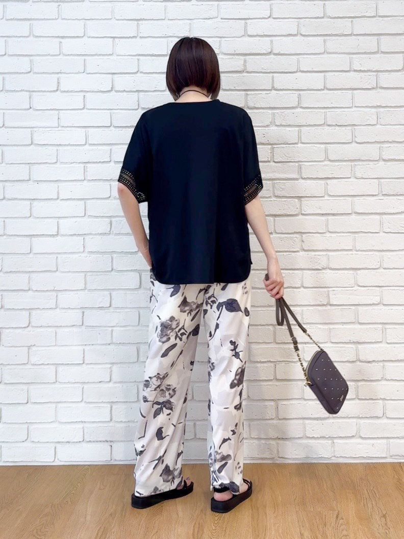 𝐜𝐡𝐢𝐤𝐚さんの「SHOO･LA･RUE｜【ひんやり/UV】お袖レースが上品 ゆったりとろみトップス」を使ったコーディネート
