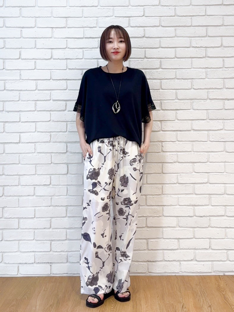 𝐜𝐡𝐢𝐤𝐚さんの「SHOO･LA･RUE｜【ひんやり/UV】お袖レースが上品 ゆったりとろみトップス」を使ったコーディネート