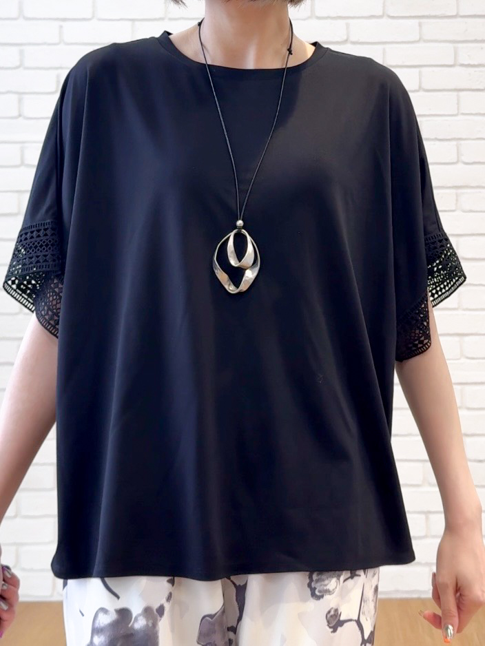 𝐜𝐡𝐢𝐤𝐚さんの「SHOO･LA･RUE｜【ひんやり/UV】お袖レースが上品 ゆったりとろみトップス」を使ったコーディネート