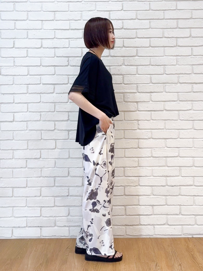 𝐜𝐡𝐢𝐤𝐚さんの「SHOO･LA･RUE｜【ひんやり/UV】お袖レースが上品 ゆったりとろみトップス」を使ったコーディネート