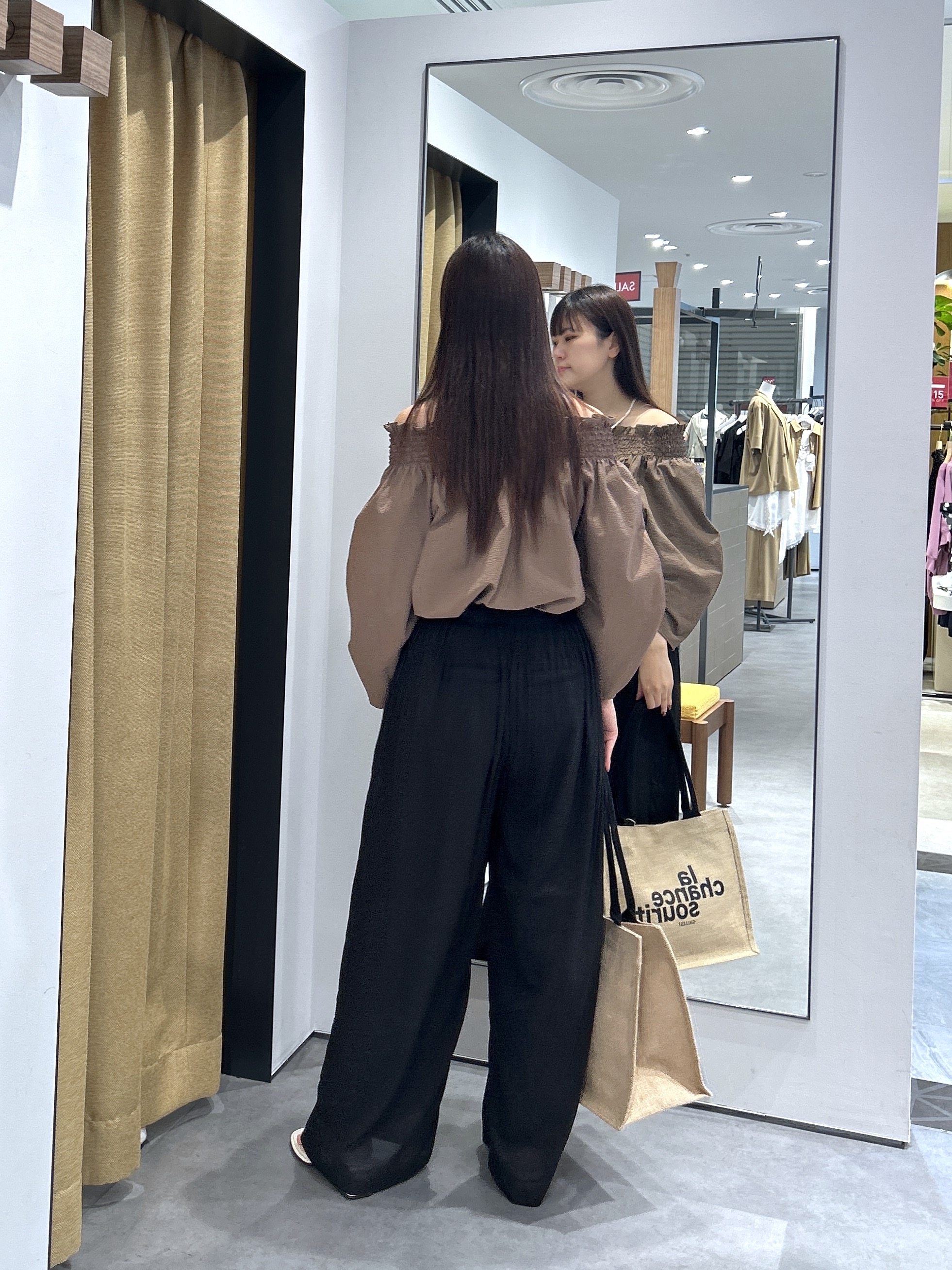 Renoさんの「INDIVI｜サッカーオフショルブラウス【再入荷／2WAY】」を使ったコーディネート