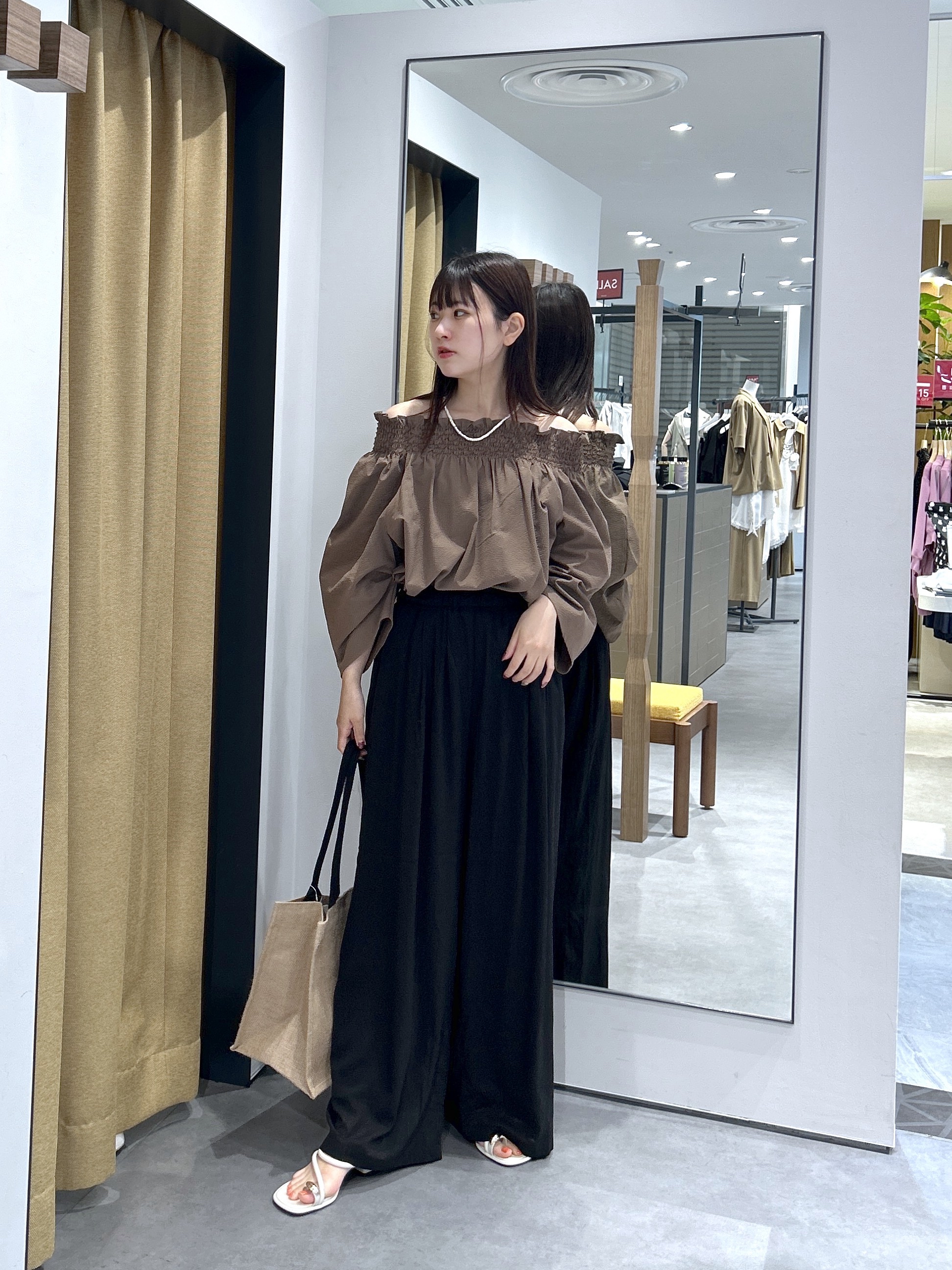 Renoさんの「INDIVI｜サッカーオフショルブラウス【再入荷／2WAY】」を使ったコーディネート