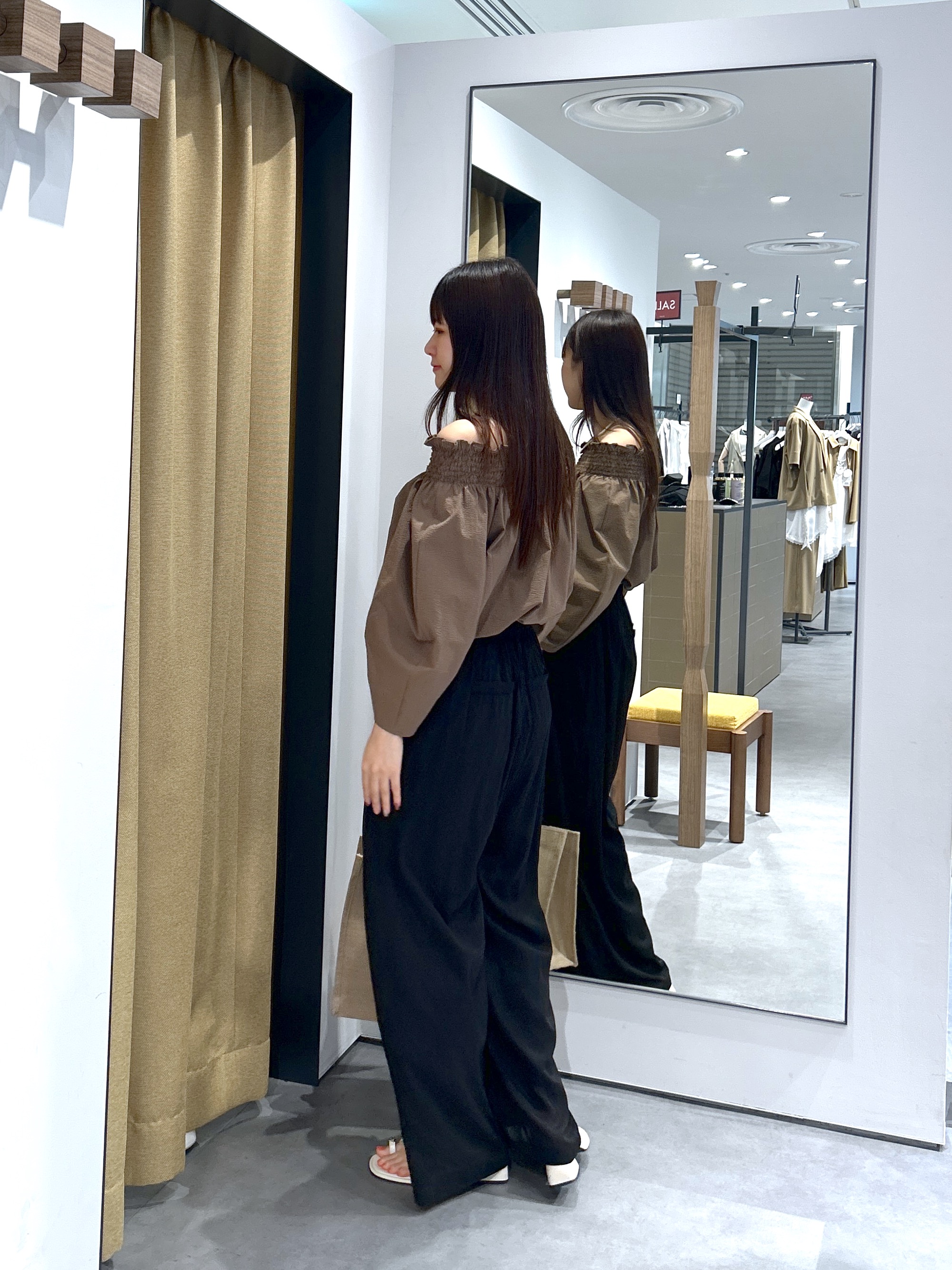 Renoさんの「INDIVI｜サッカーオフショルブラウス【再入荷／2WAY】」を使ったコーディネート