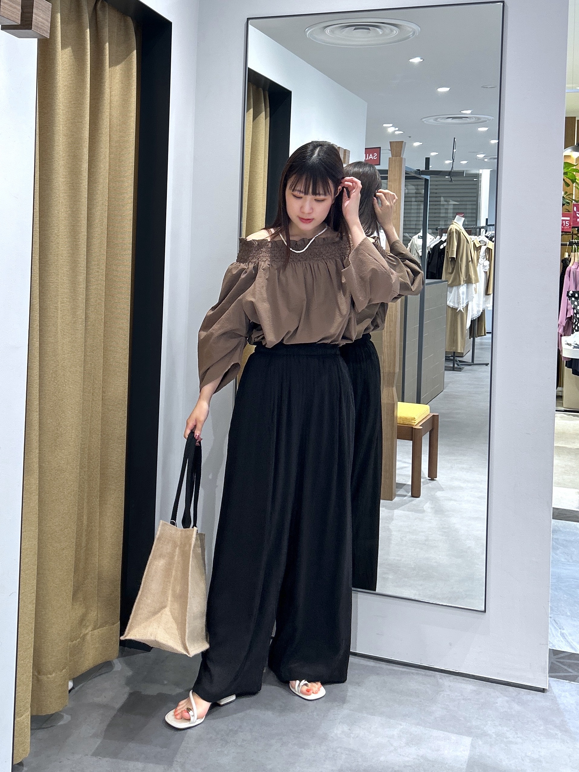 Renoさんの「INDIVI｜サッカーオフショルブラウス【再入荷／2WAY】」を使ったコーディネート